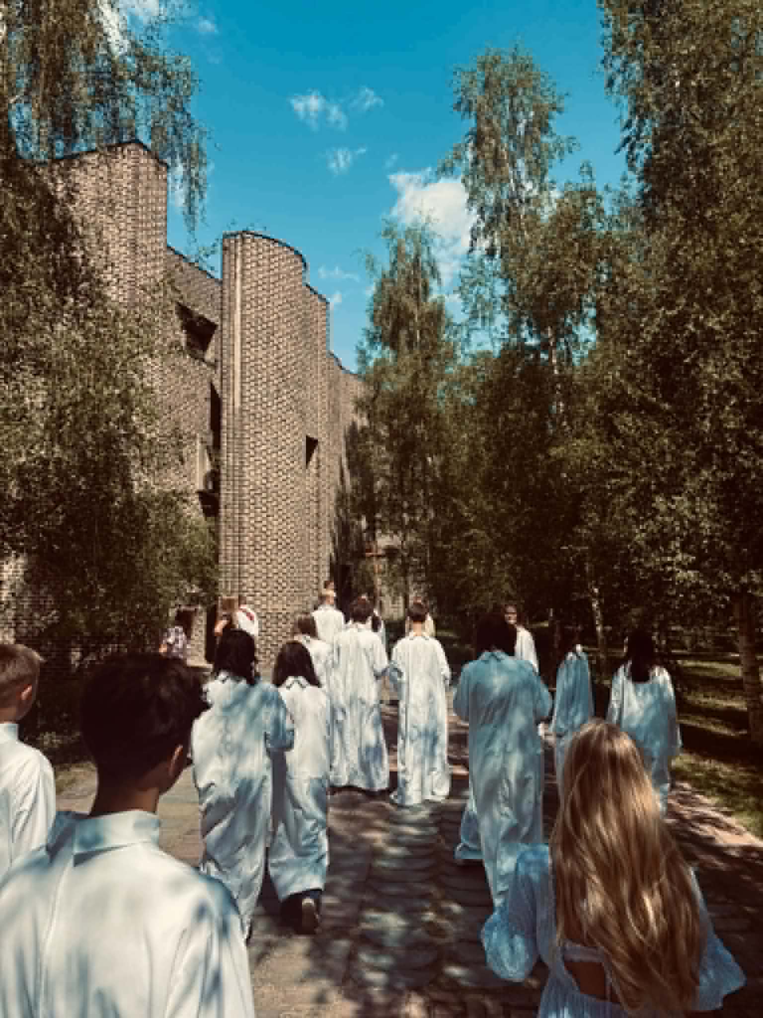 Konfirmander utanför Markuskyrkan