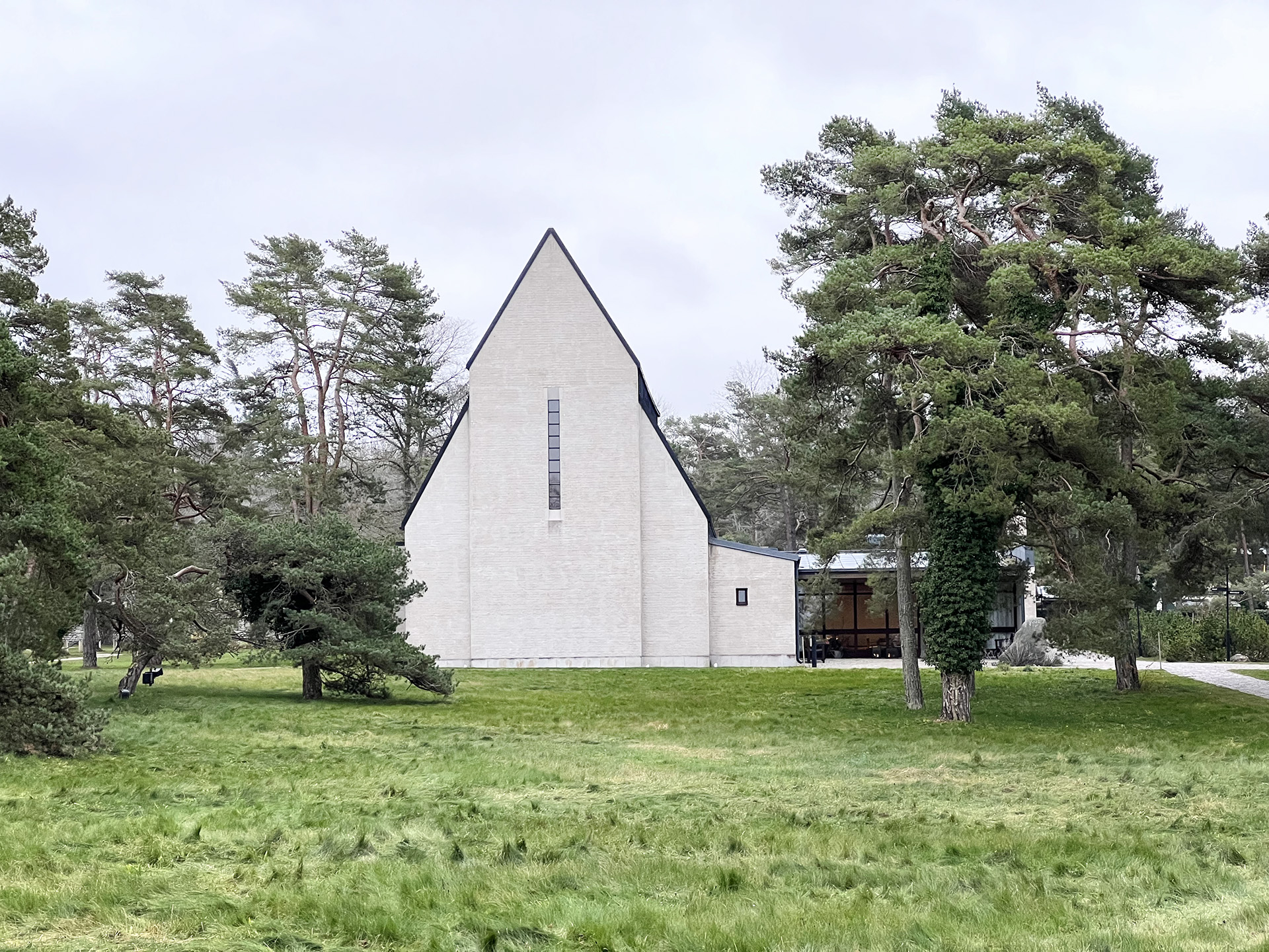 byggnad, träd och gräsmatta