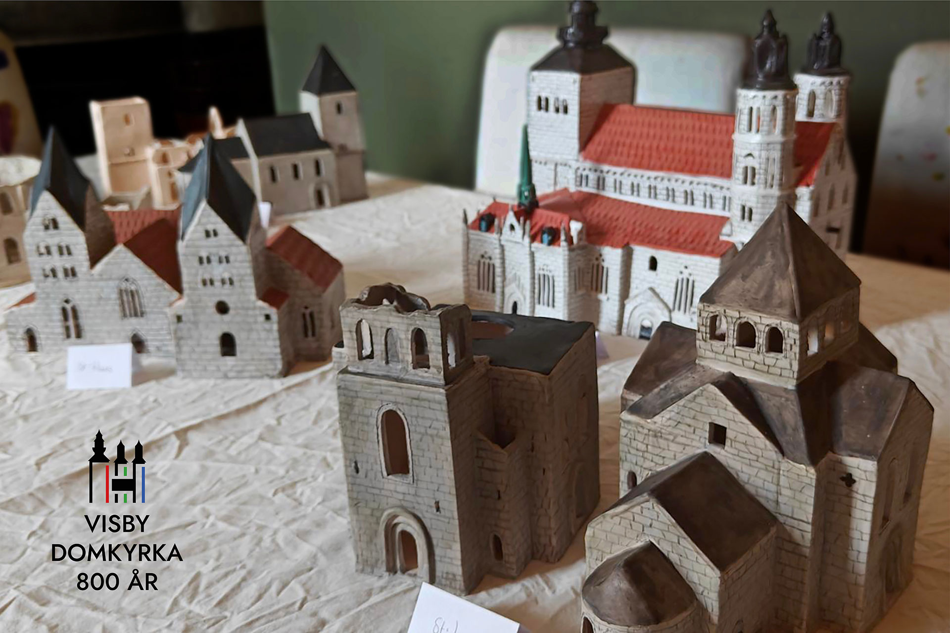 Kyrkor och ruiner i keramik på ett bord