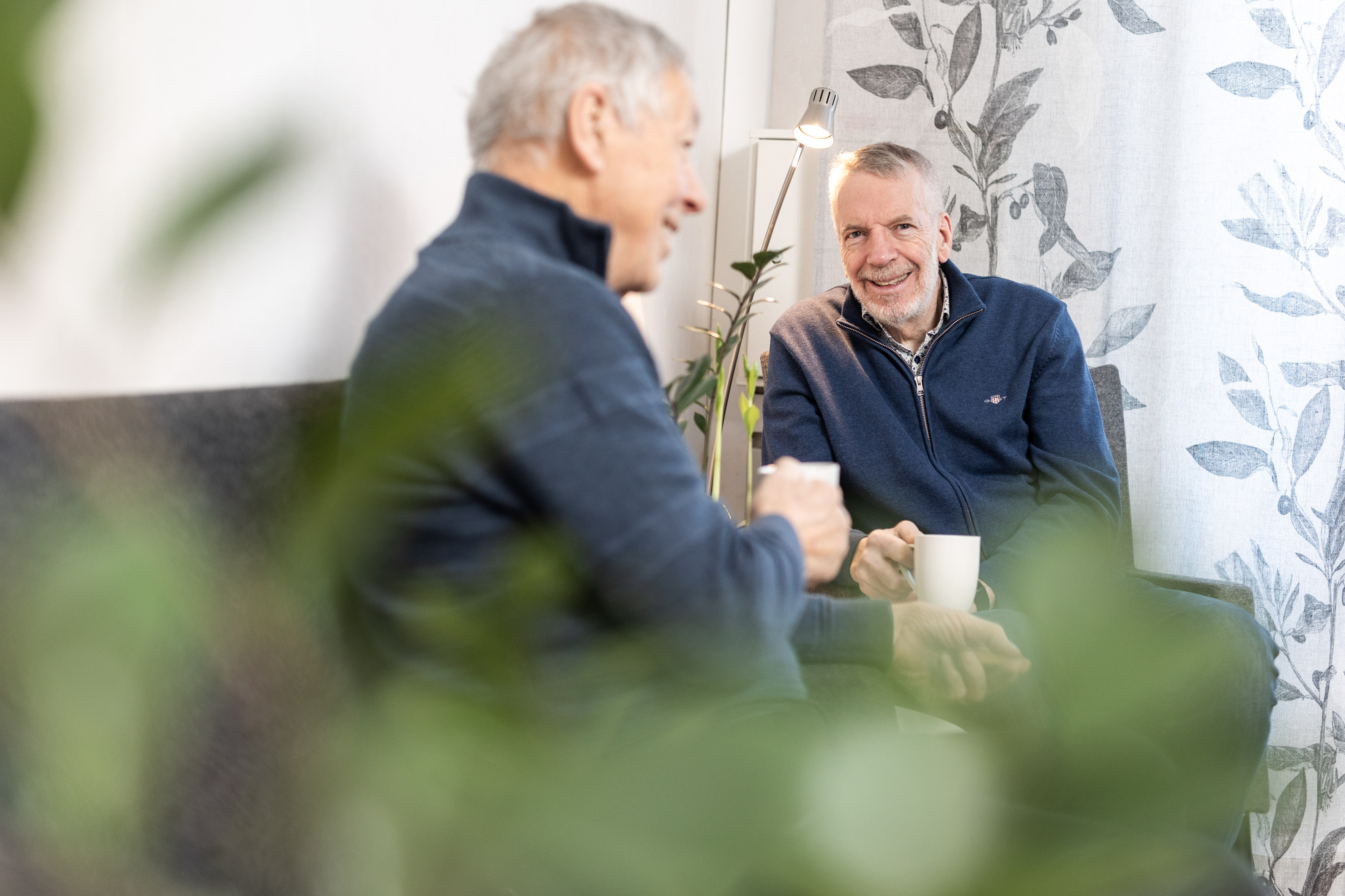 Två män fikar och pratar