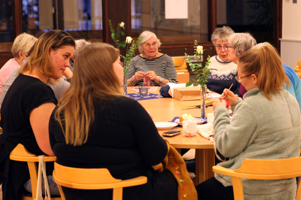 Unga och gamla träffas i Lugnvikskyrkan