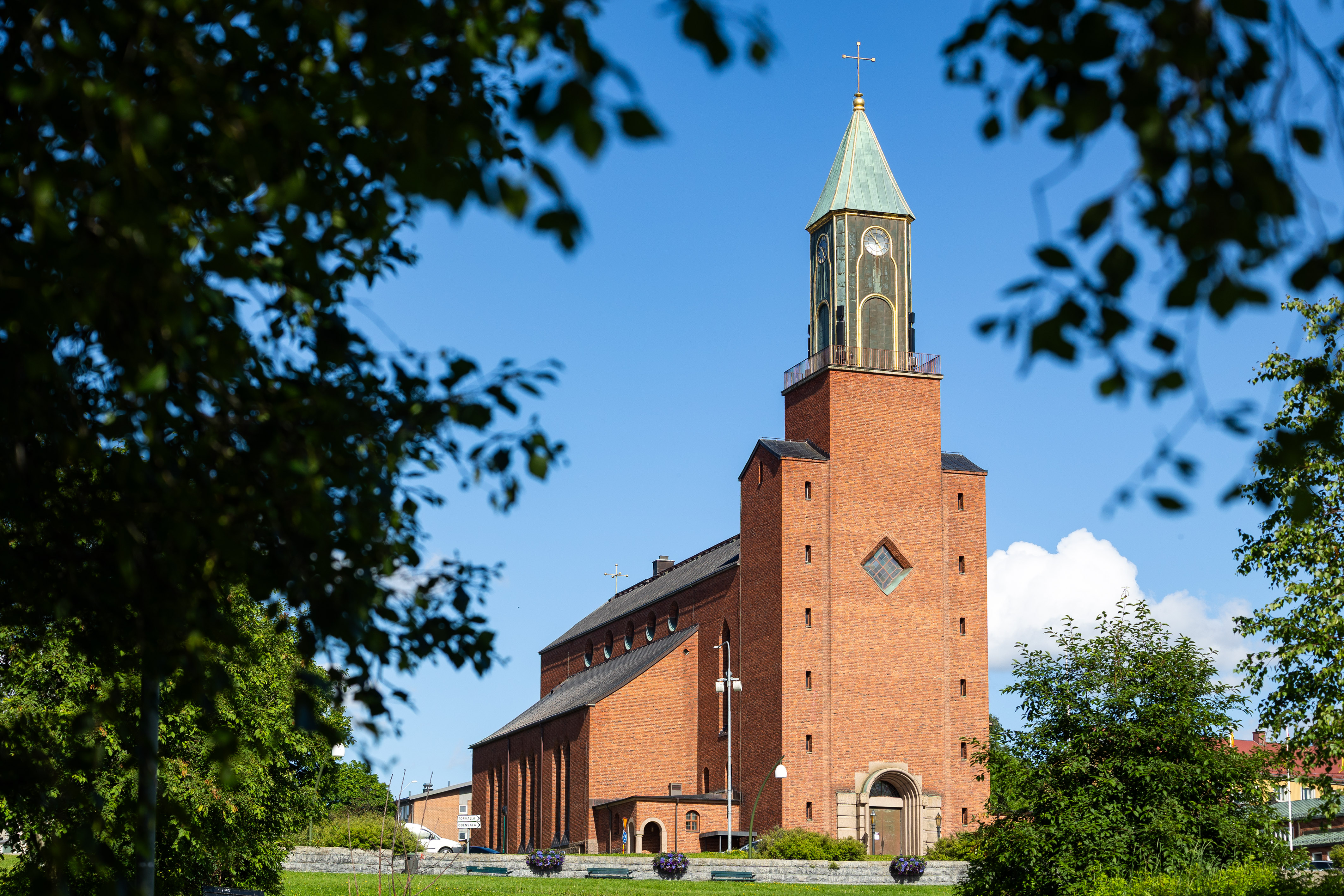 Stora kyrkan i Östersund, blå himmel och grönska.