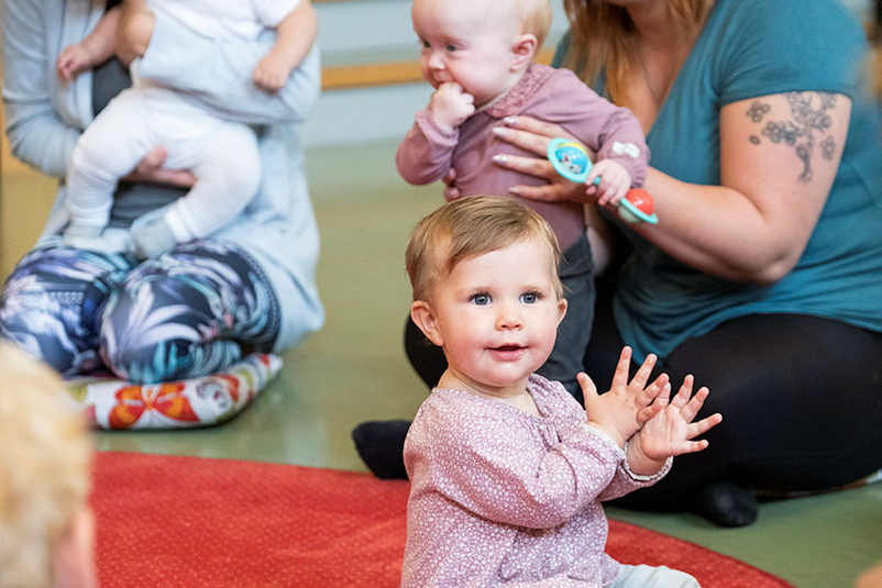 Bebis som sitter och klappar