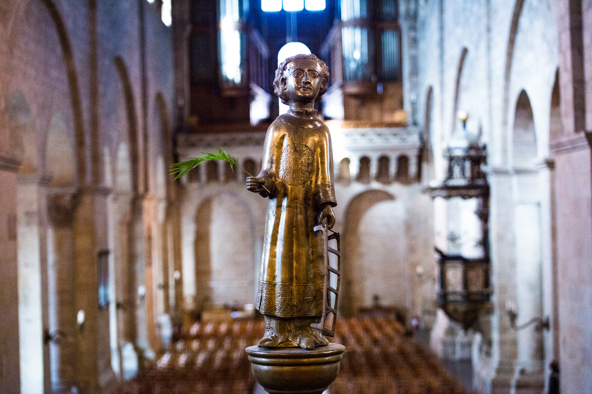 Sankt Laurentius i högkoret. I ena handen en palmkvist och halstret i den andra.