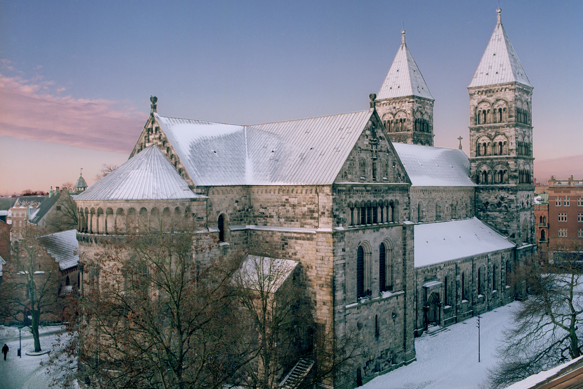 Domkyrkan med snötäcke.