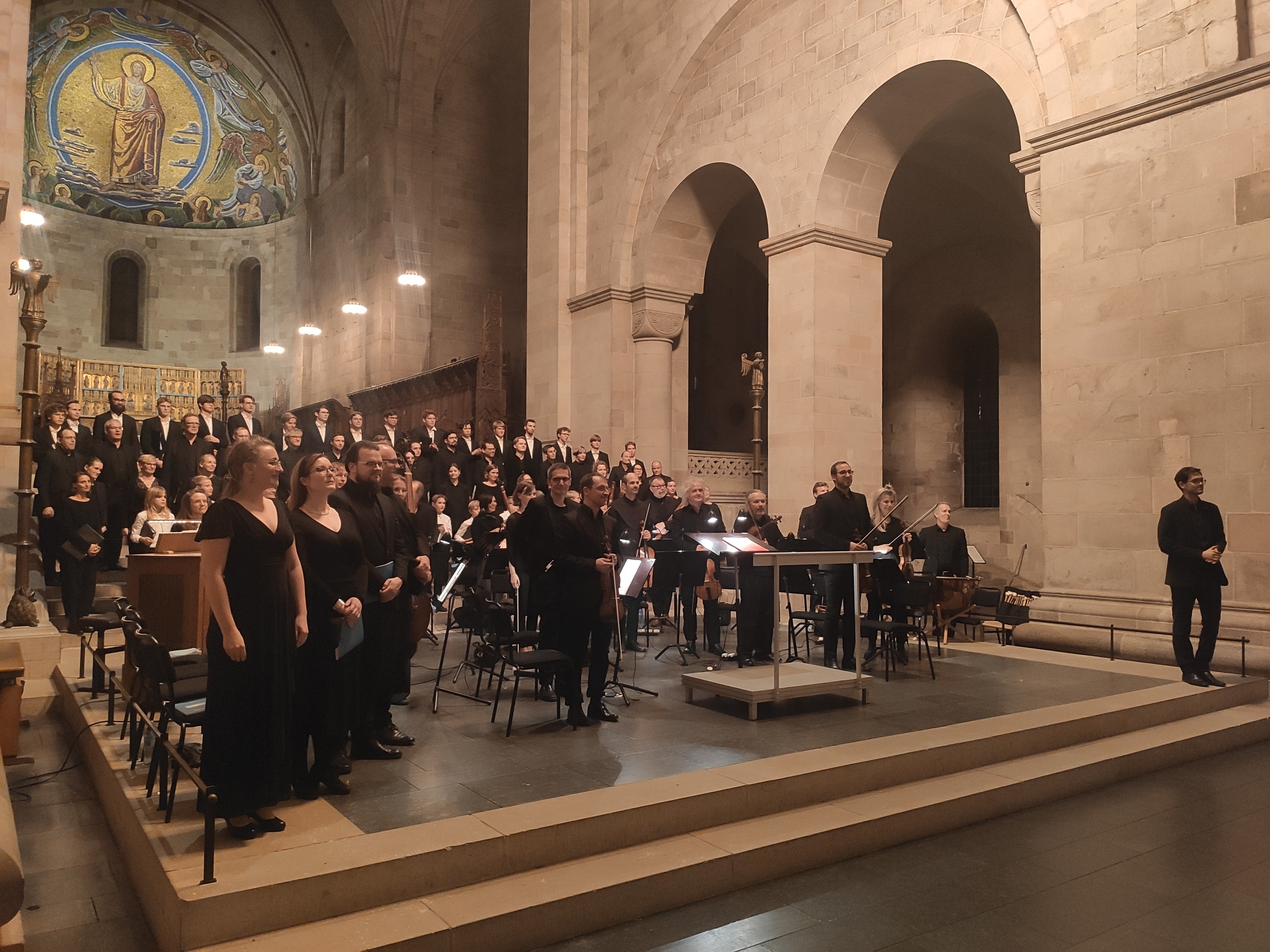 Körsångare med orkester i Domkyrkan.