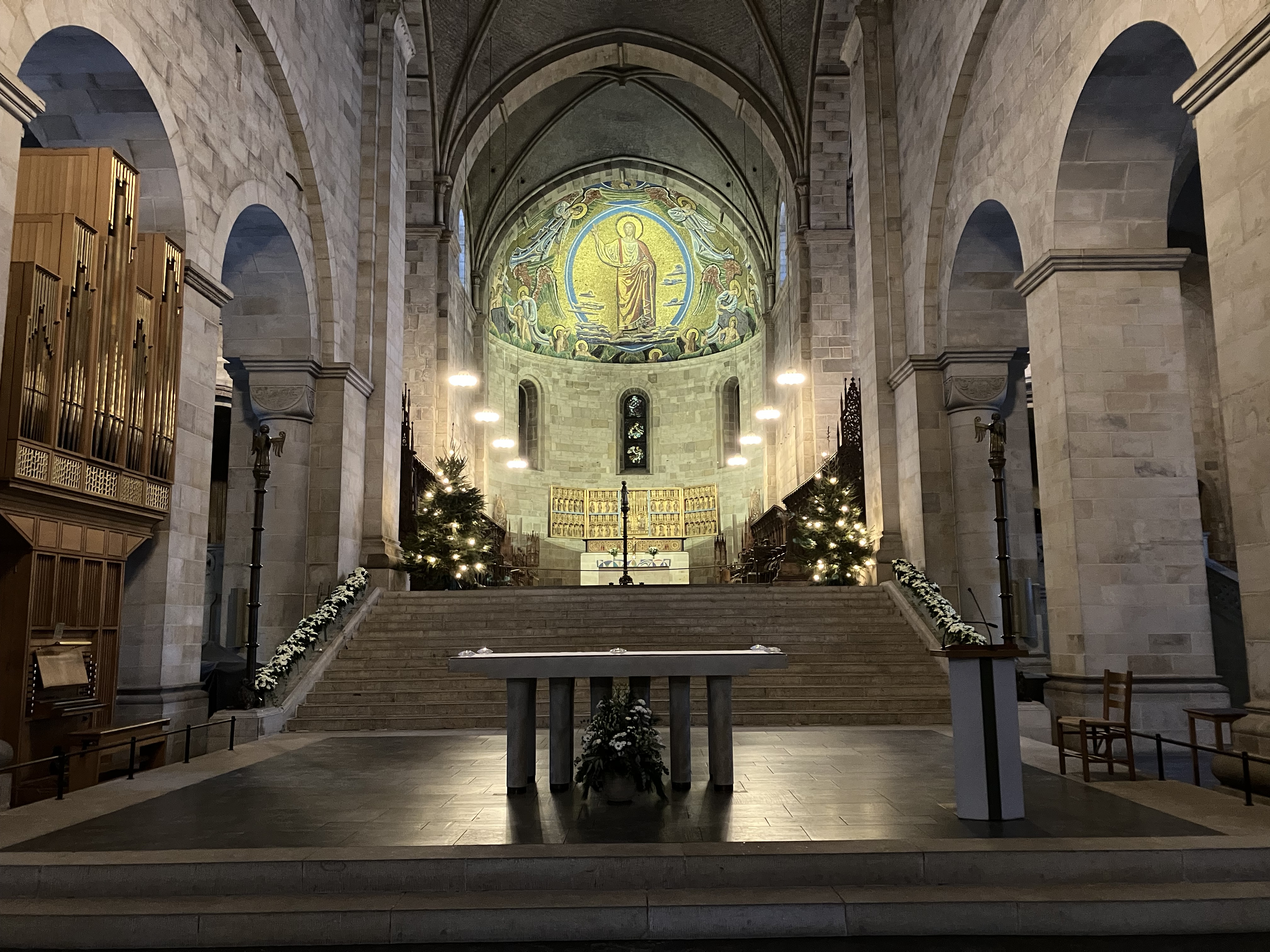 Domkyrkans altare, två granar ovanför trappan och altarskåp samt takmosaik.