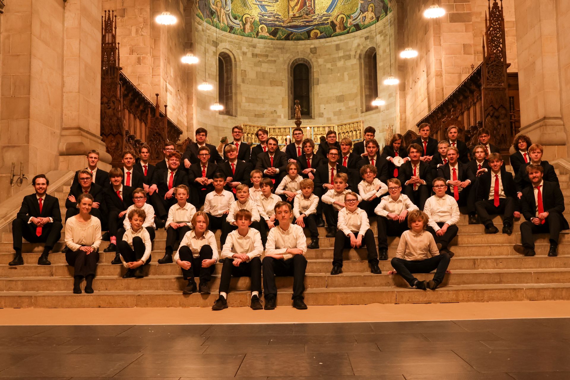 Lunds domkyrkas gosskör sittande på trappan till koret i Domkyrkan.