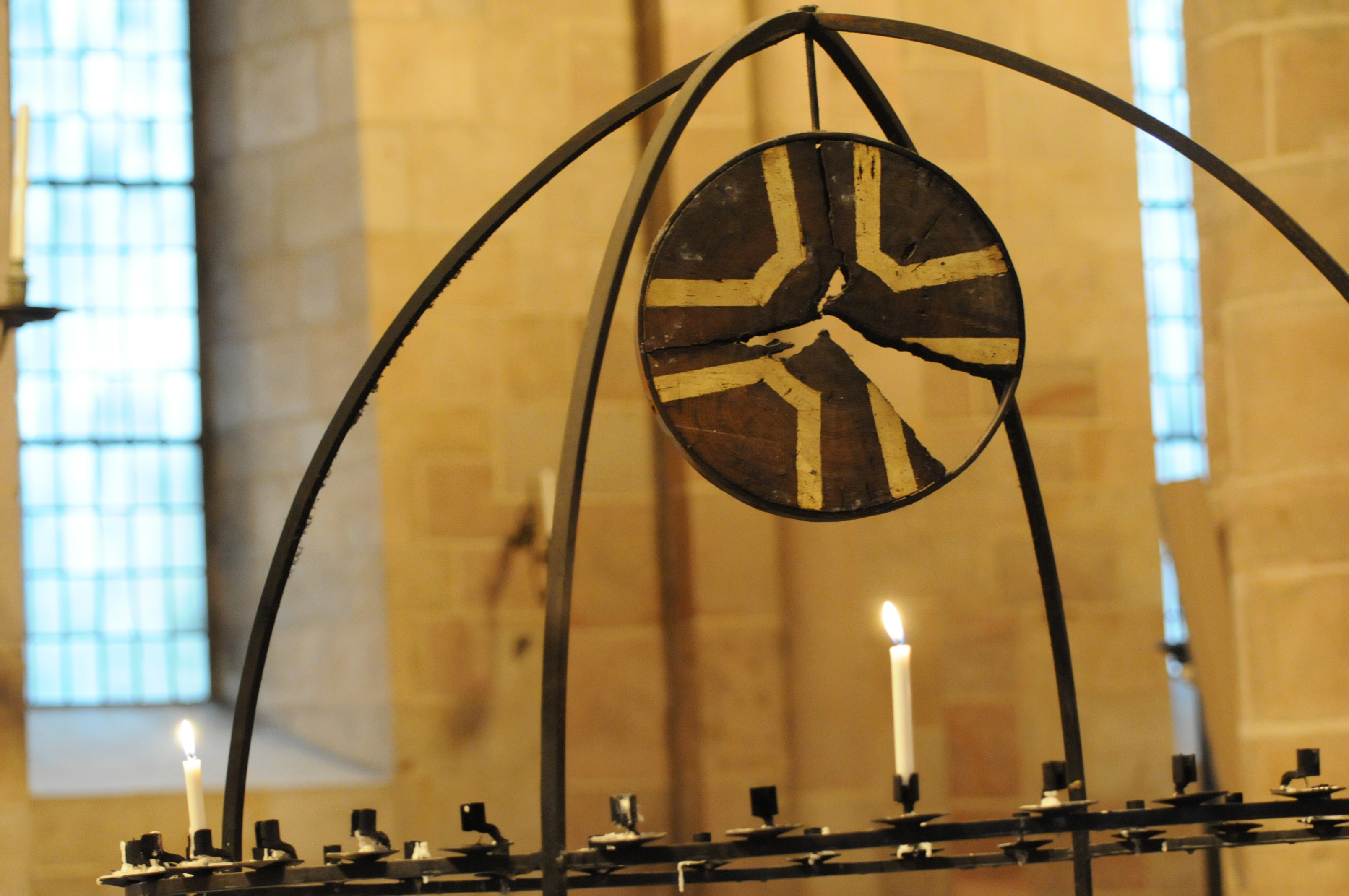 Överdelen av en ställning där man kan tända och placera ljus.