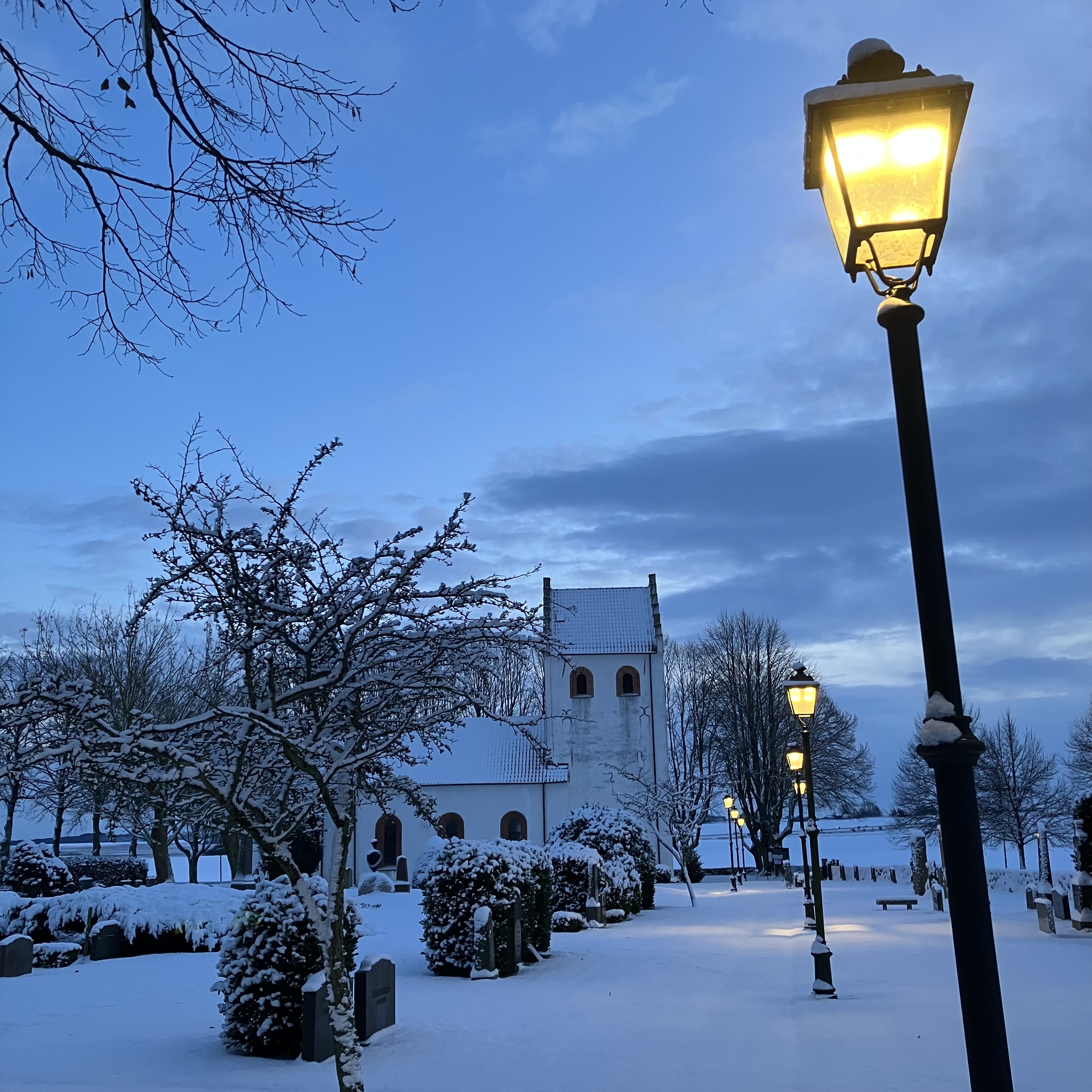 Igelösa vintertid skymning med snö