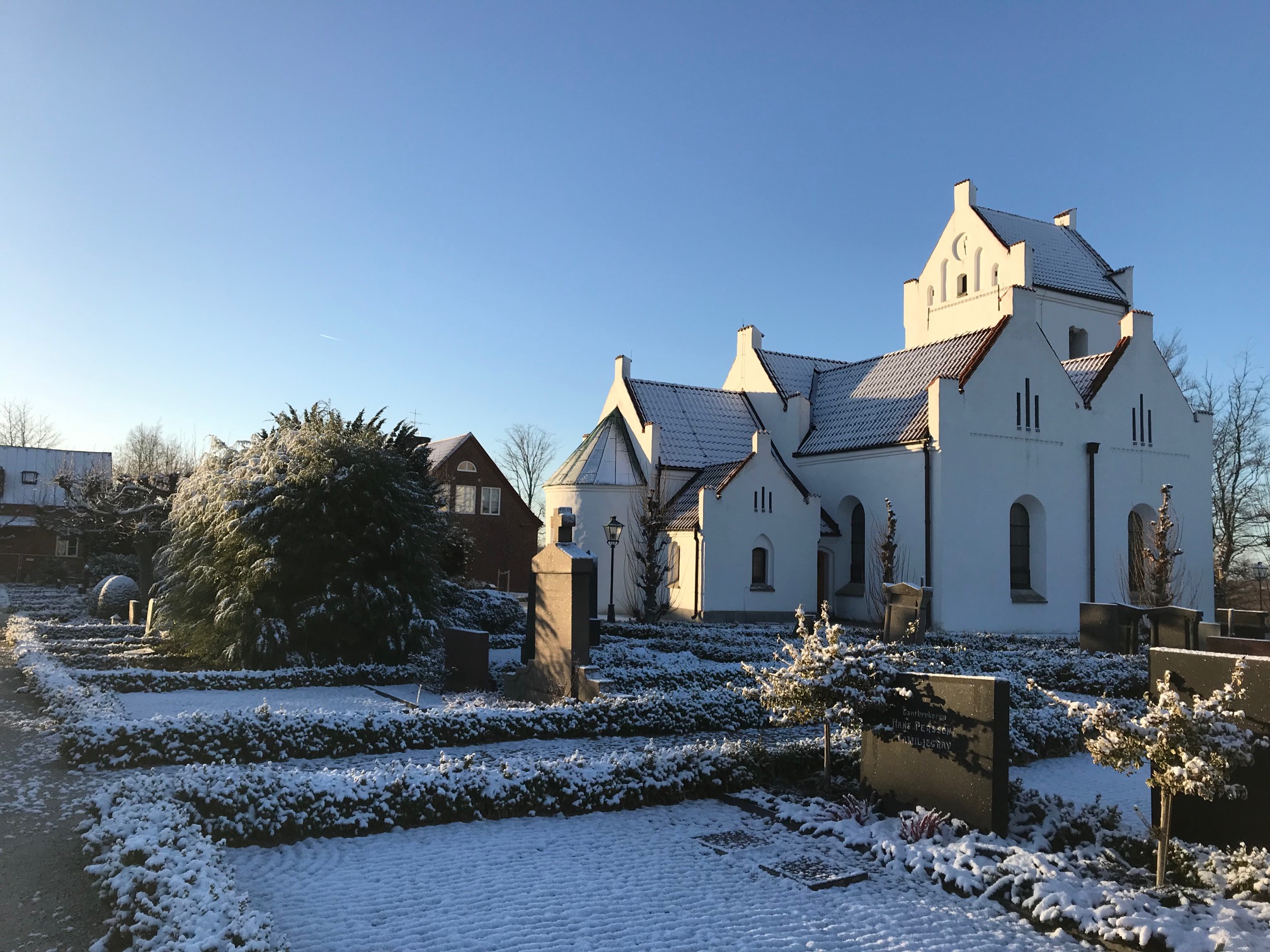Vallkärra kyrka exteriör med snö