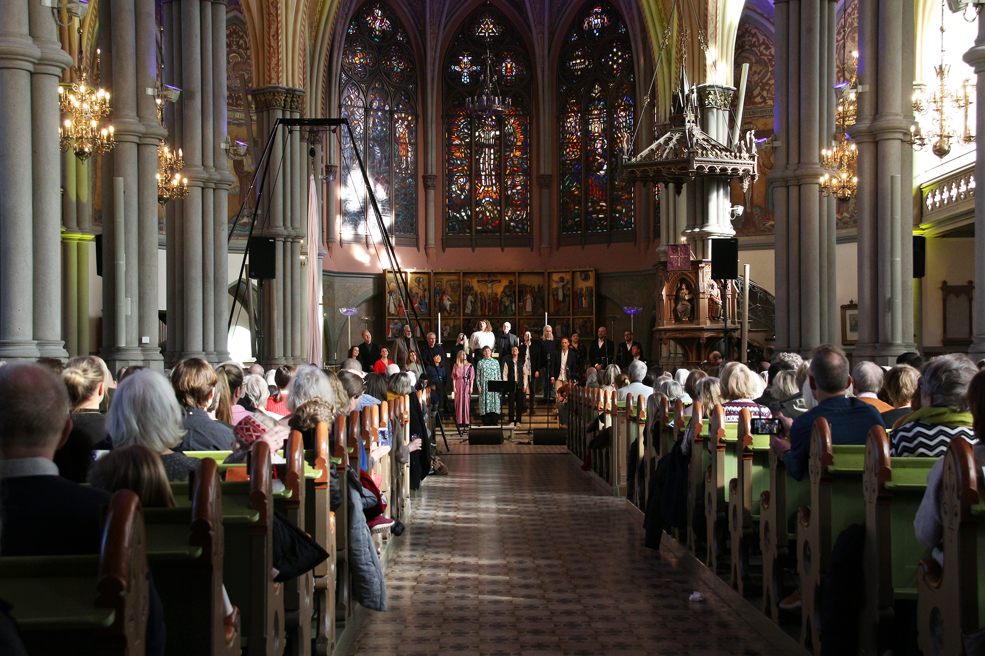 OScar Fredriks kyrka är fullsatt. Längst fram står musiker från GöteborgsOperan.