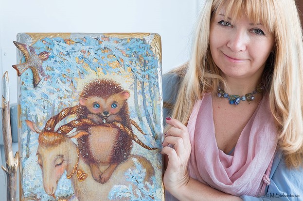 Galina Bodyakova med ett av sina konstverk.