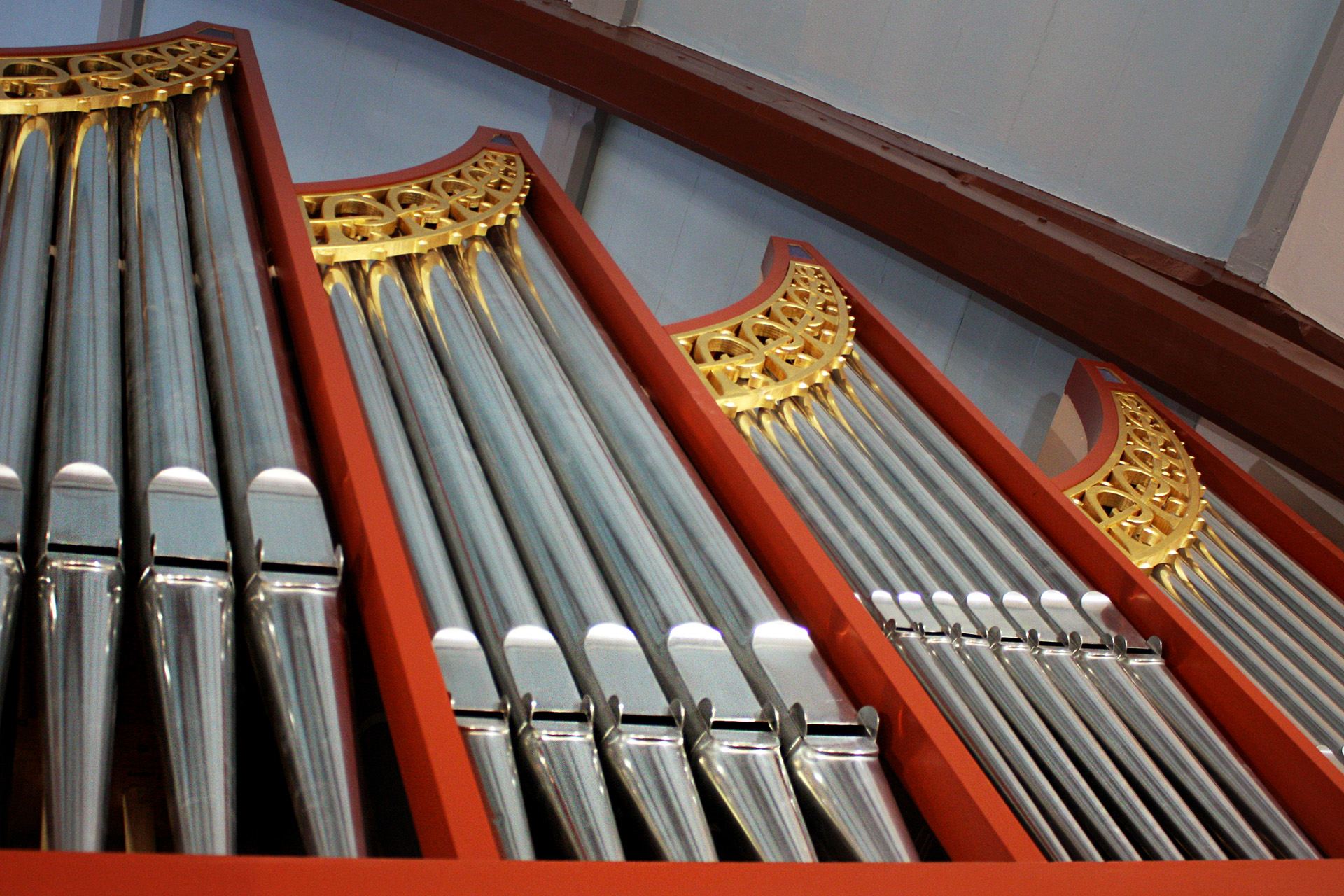 Närbild på orgelpiporna på orgeln i S:ta Birgittas kapell.