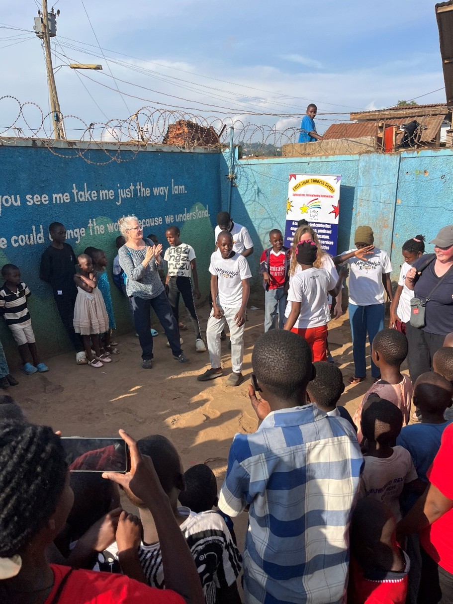 Framföranden med sång och musik. 