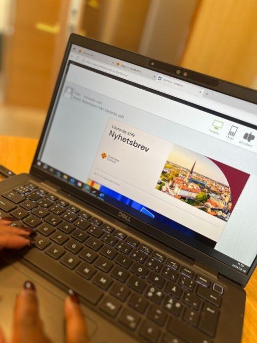 Närbild tagen på en bärbar dator med Västerås stifts nyhetsbrev uppe på skärmen