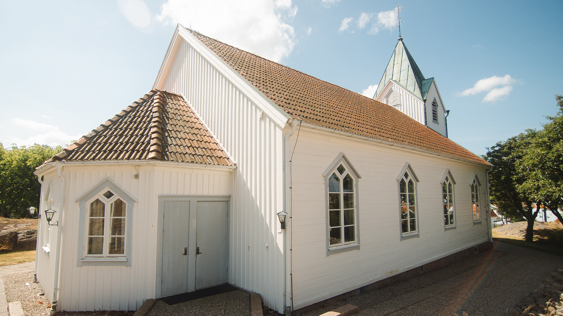 Bovallstrands kyrka med blå himmel bakom.