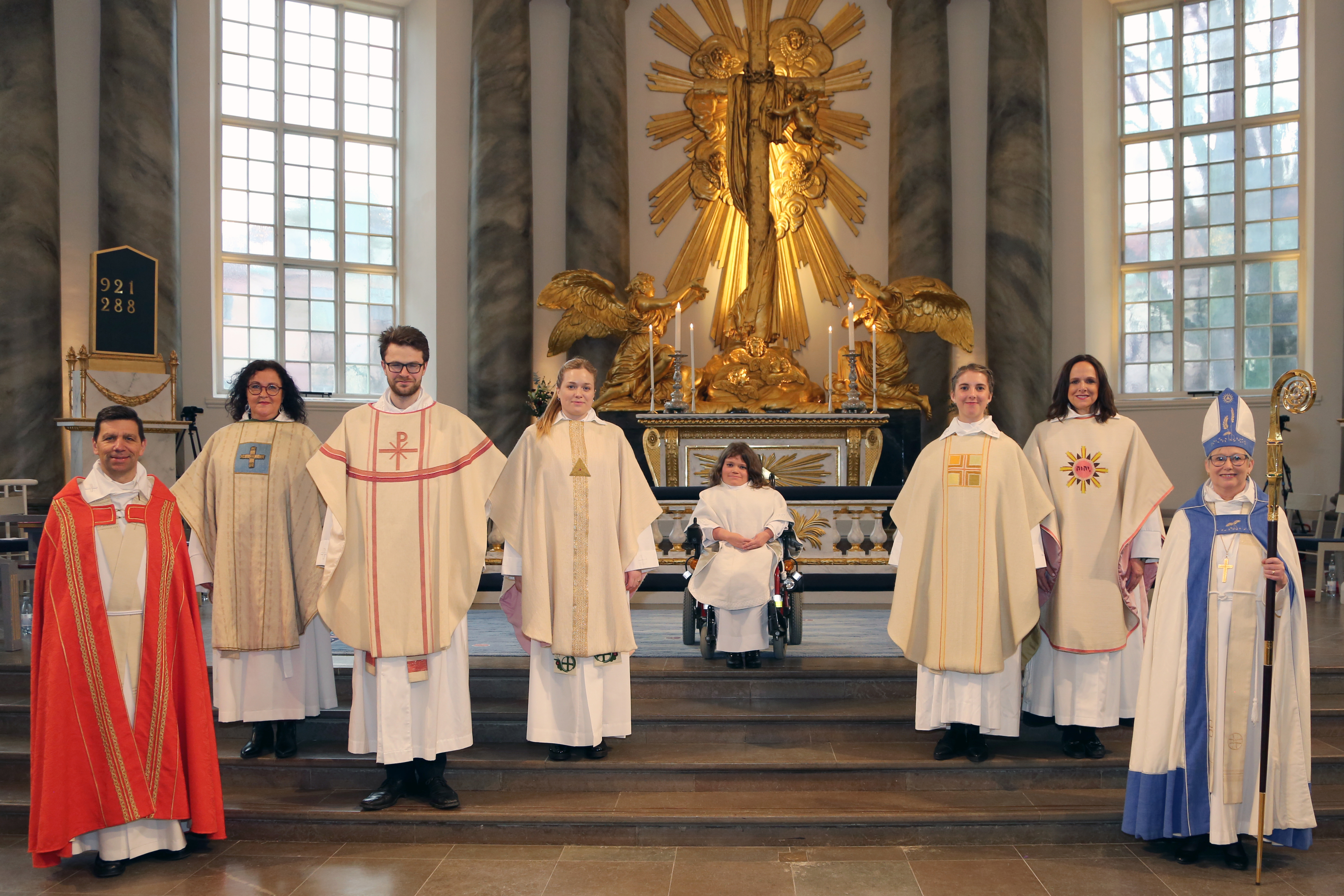 Domprost Stefan Hiller och biskop Susanne Rappmann flankerar Birgitta Sjöström Aasa, Magnus Strand, Stina Tysk, Ida Mattsson, Jenny Grimbeck och Agneta Ljungquist. 