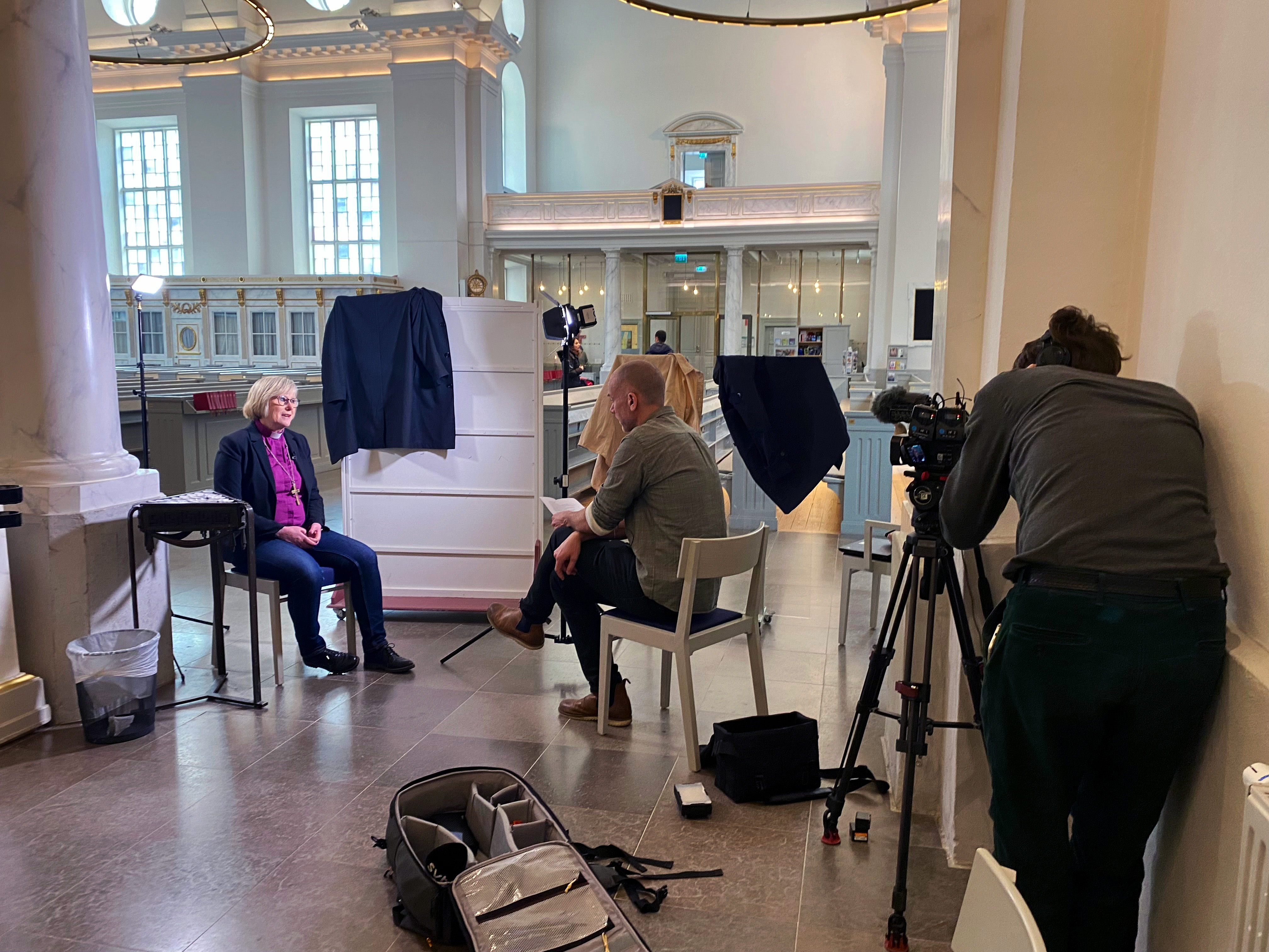 Biskop Susanne intervjuas av SVT Nyheter Väst om Svenska kyrkans syn på AI.