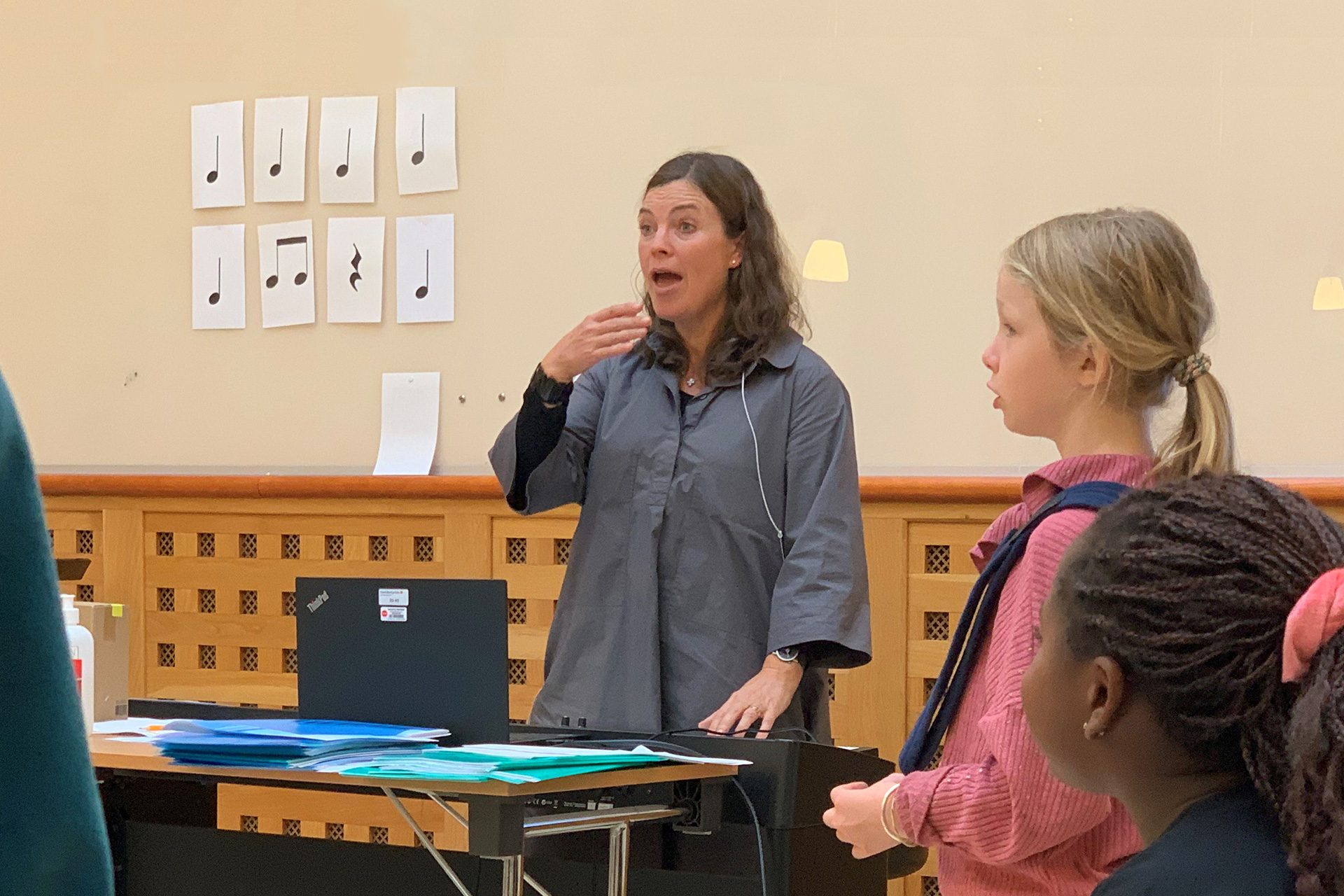 Ulrika Melin Lasson med kördeltagare.