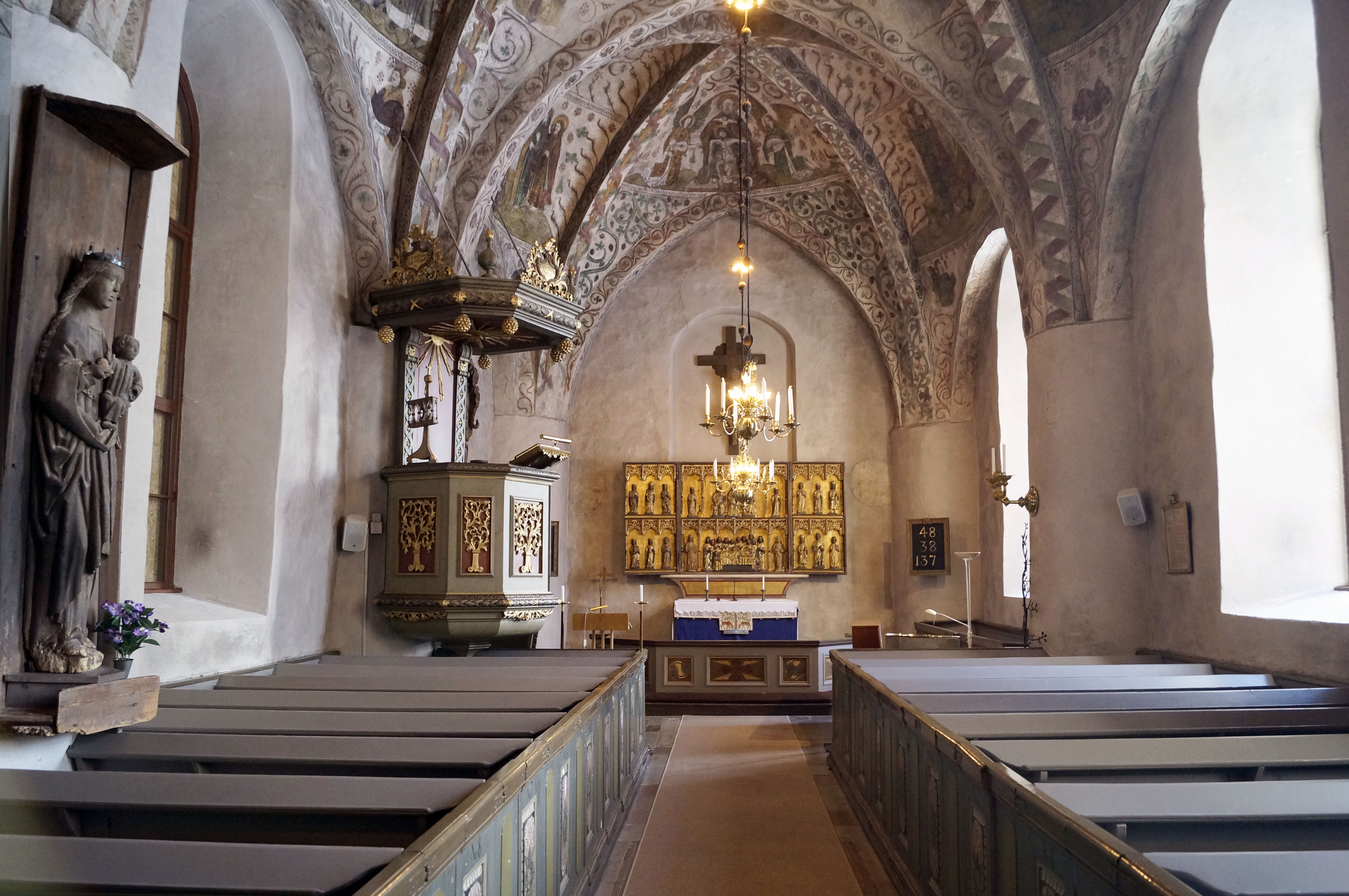 Kyrkorum med högt i tak.