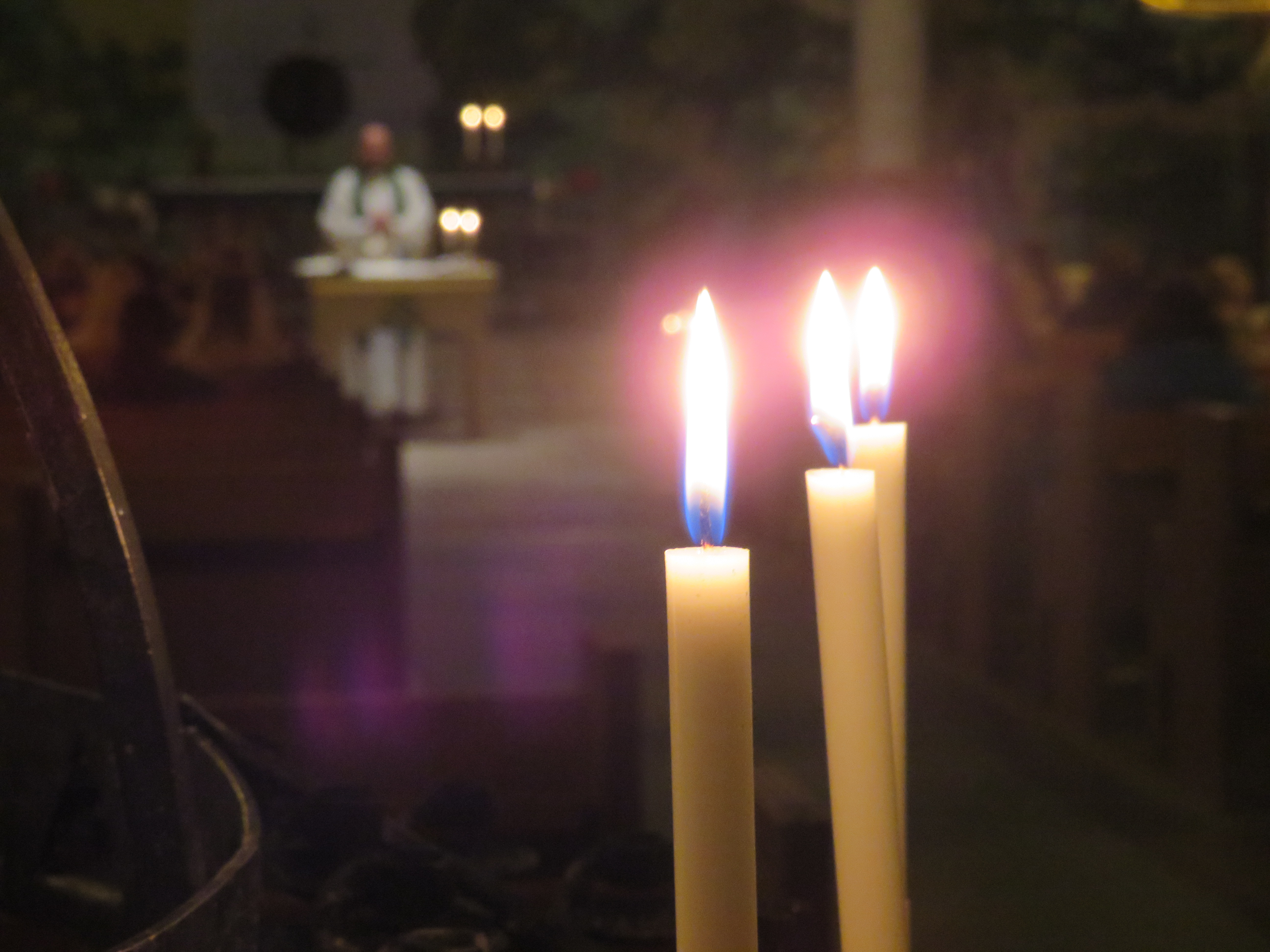 Ljus vid veckomässan i Kumla kyrka