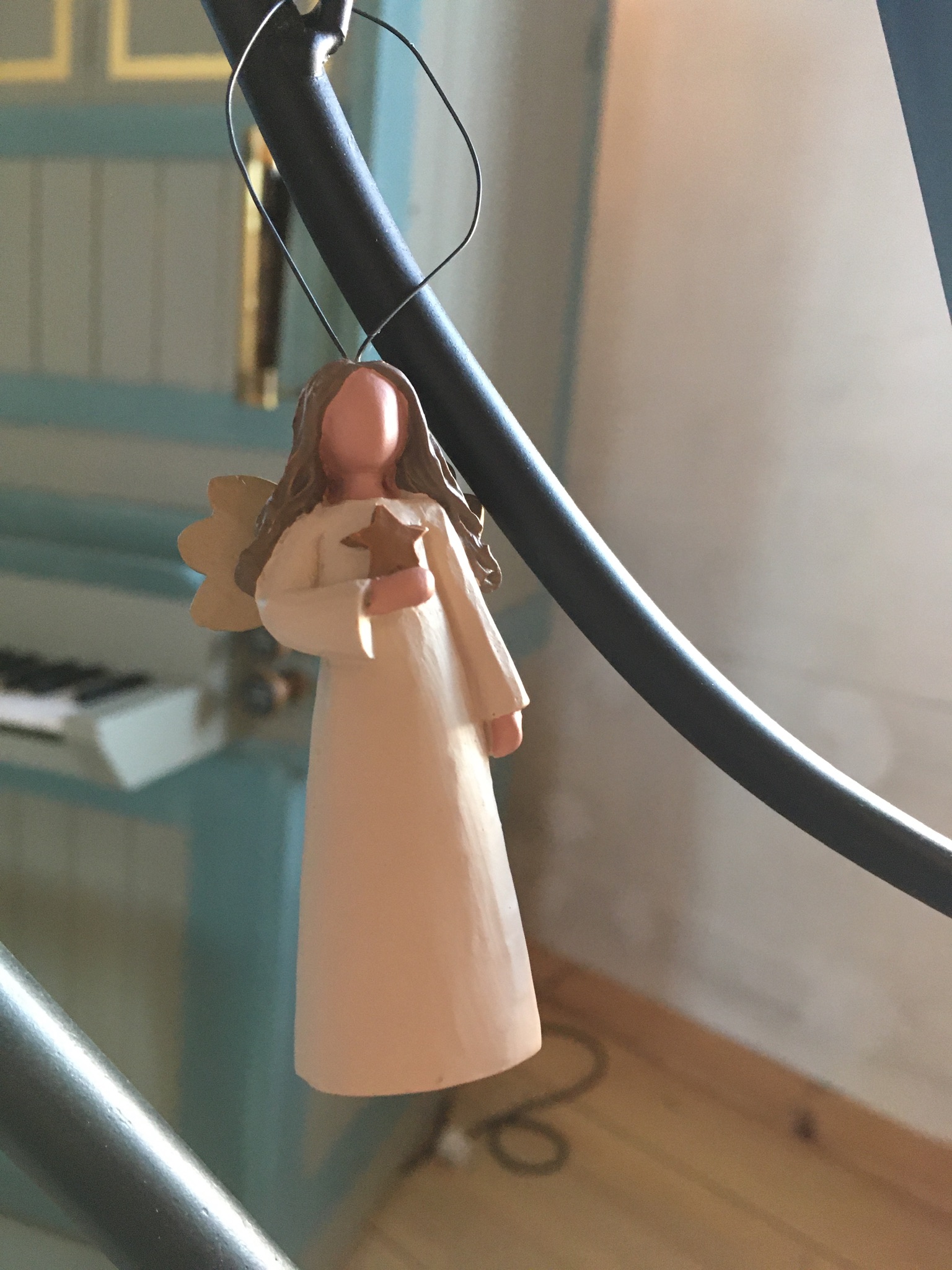 En ängel av trä med en stjärna i sin hand.