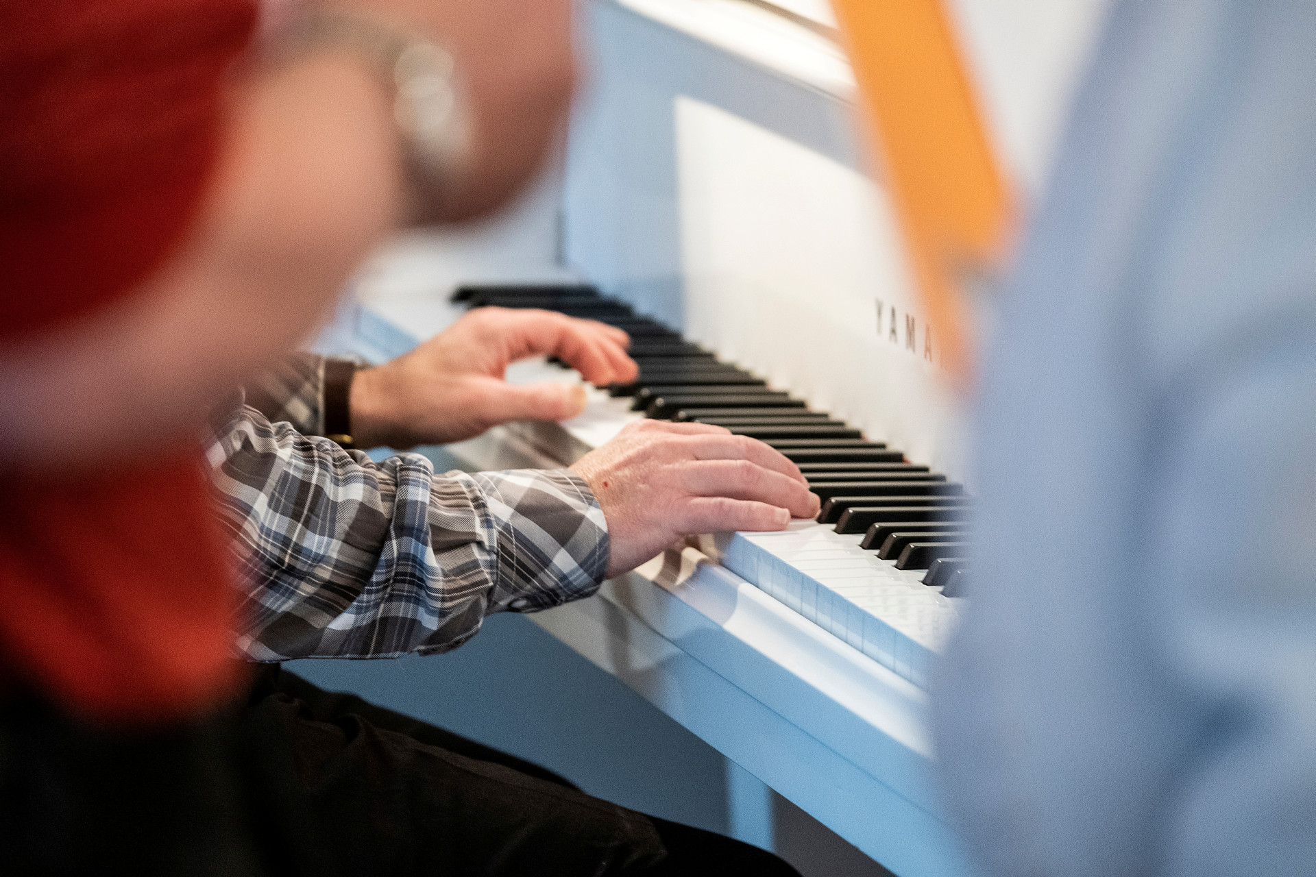 Händer på pianotangenter.