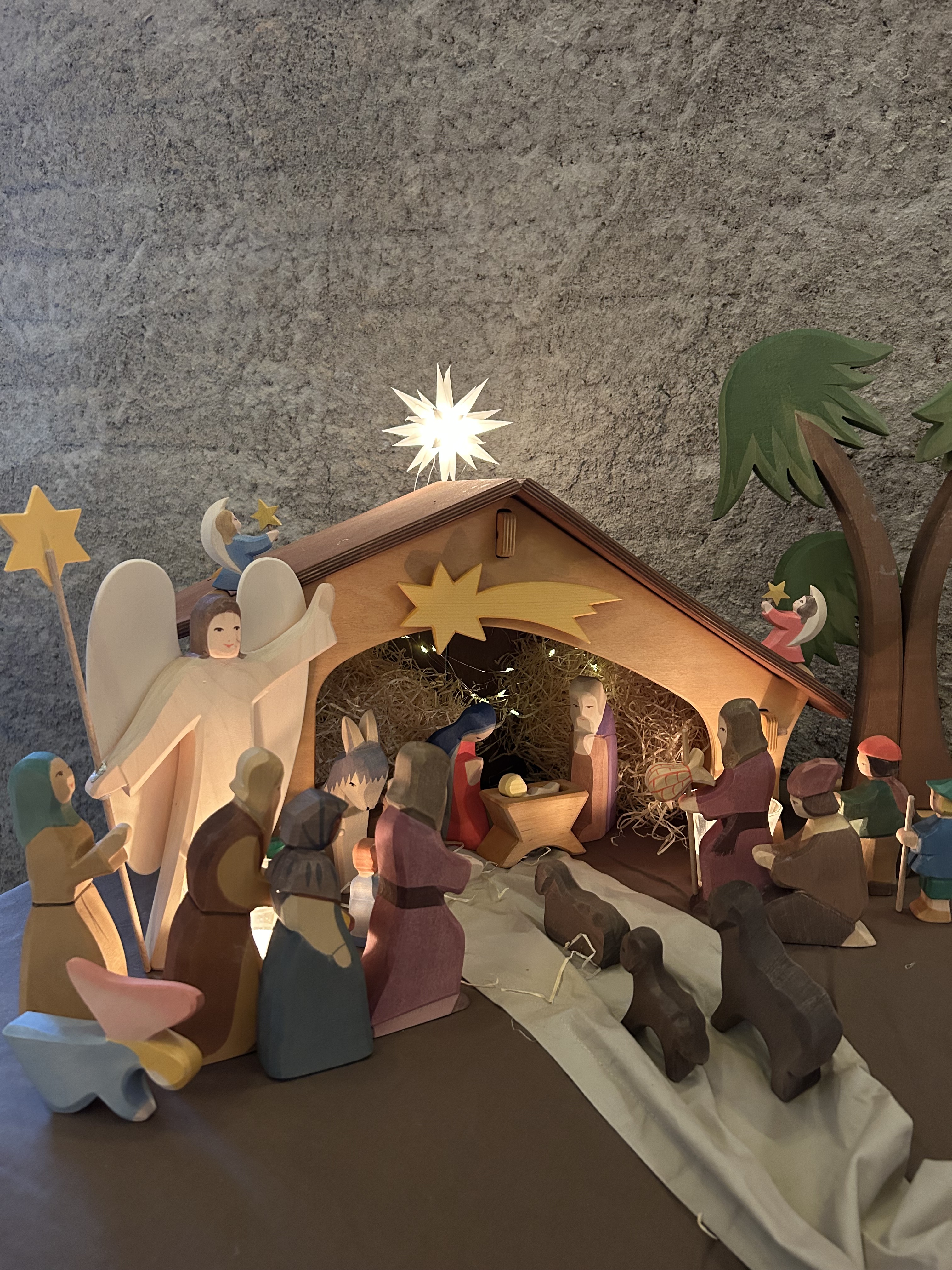 Julkrubba med träfigurer