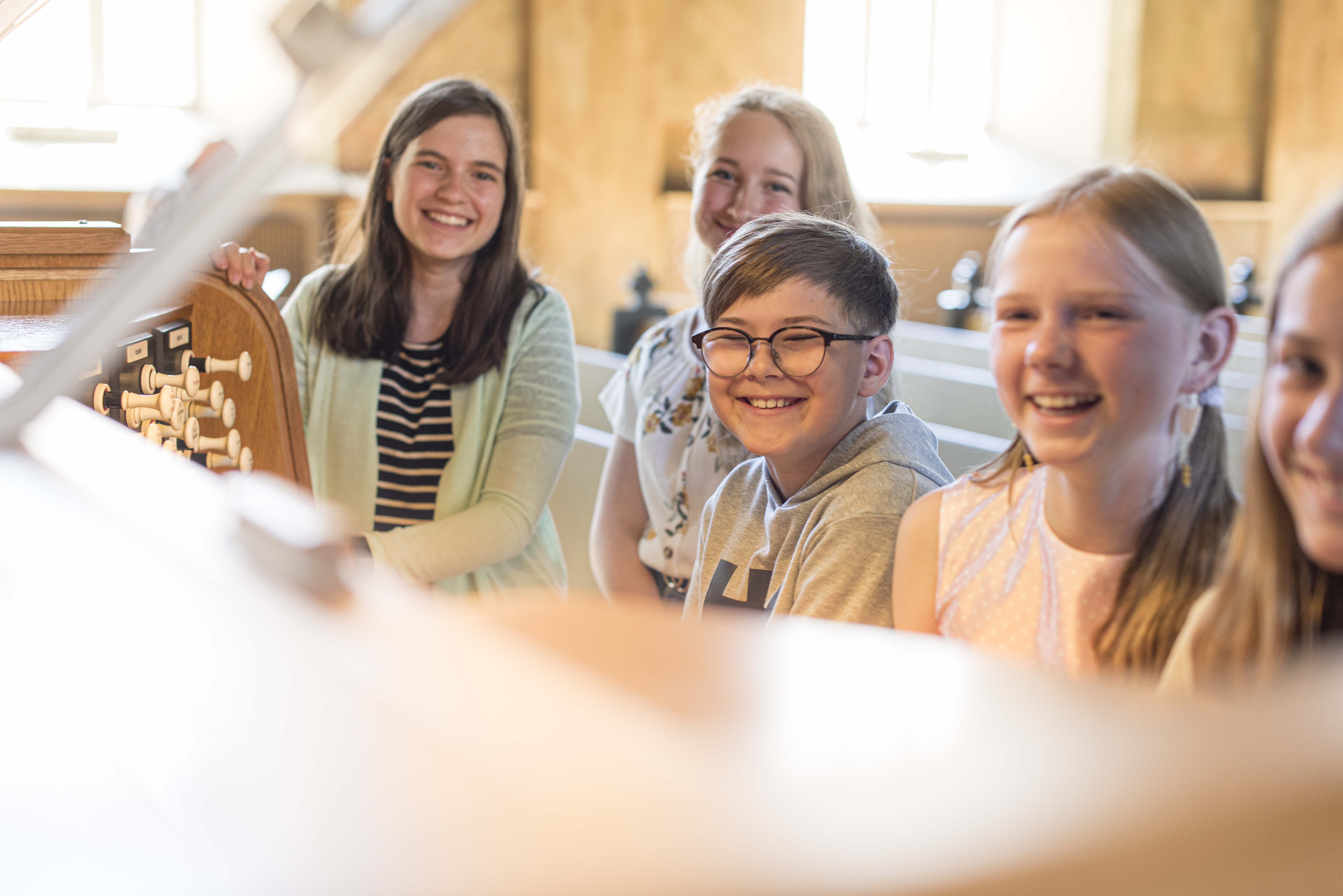 Glada barn vid en orgel