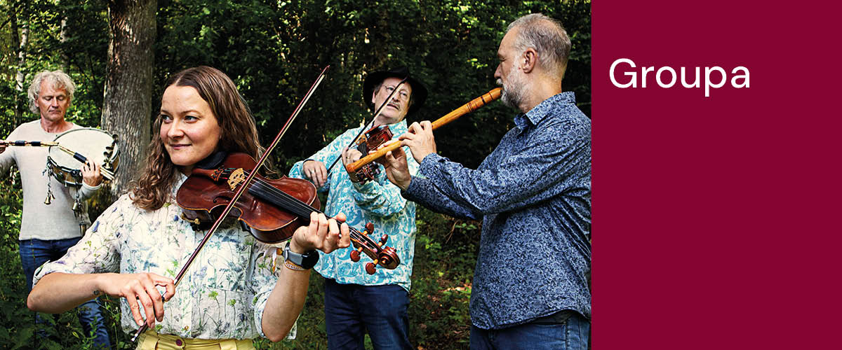 På bilden ser man fyra personer, tre män och en kvinna. Två spelar fiol, en blockflöjt och en trumma. I bakgrunden ser man en sommargrön träddunge.