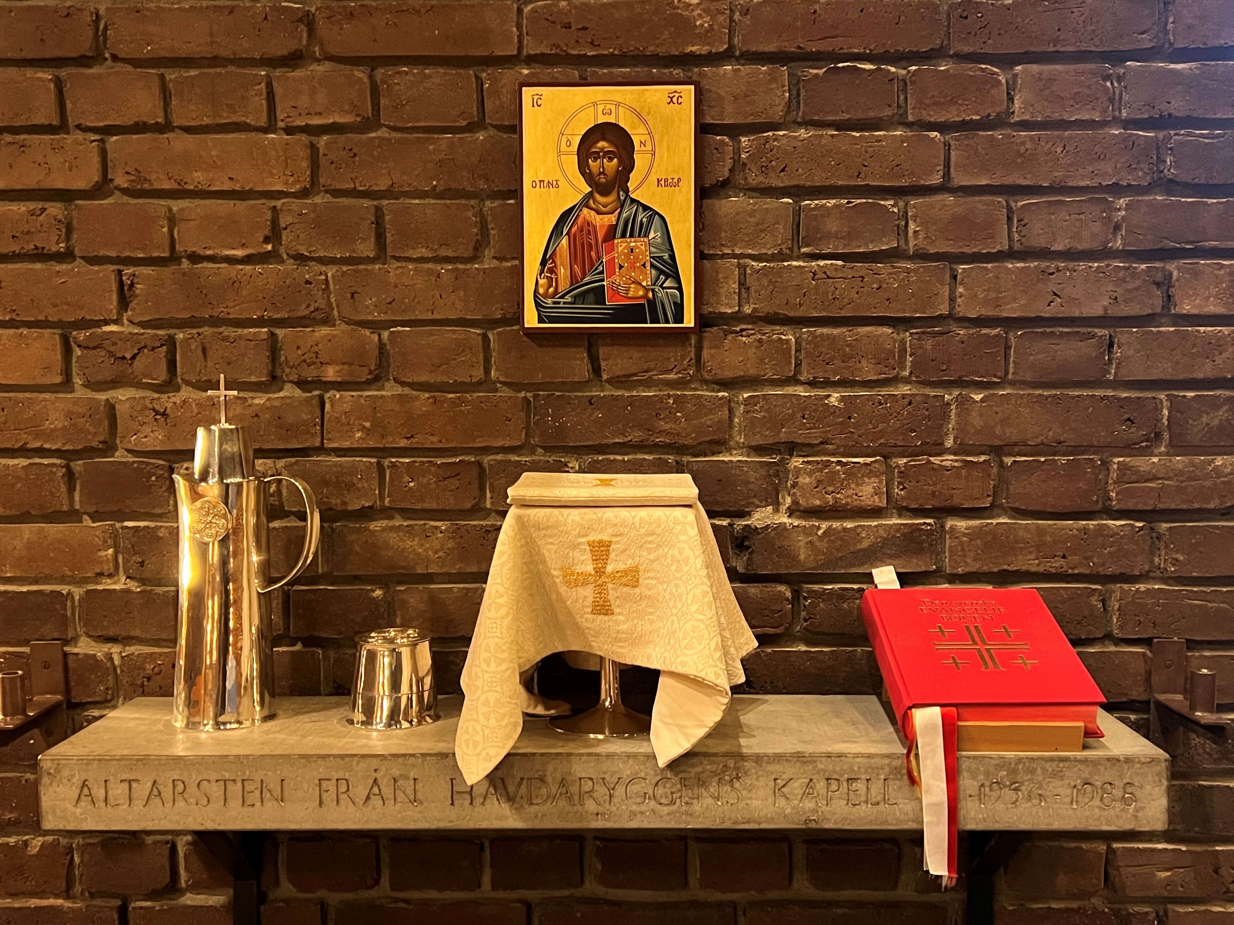 hävdaryggens altare uppdukat för nattvard och med röd evangeliebok vid sidan