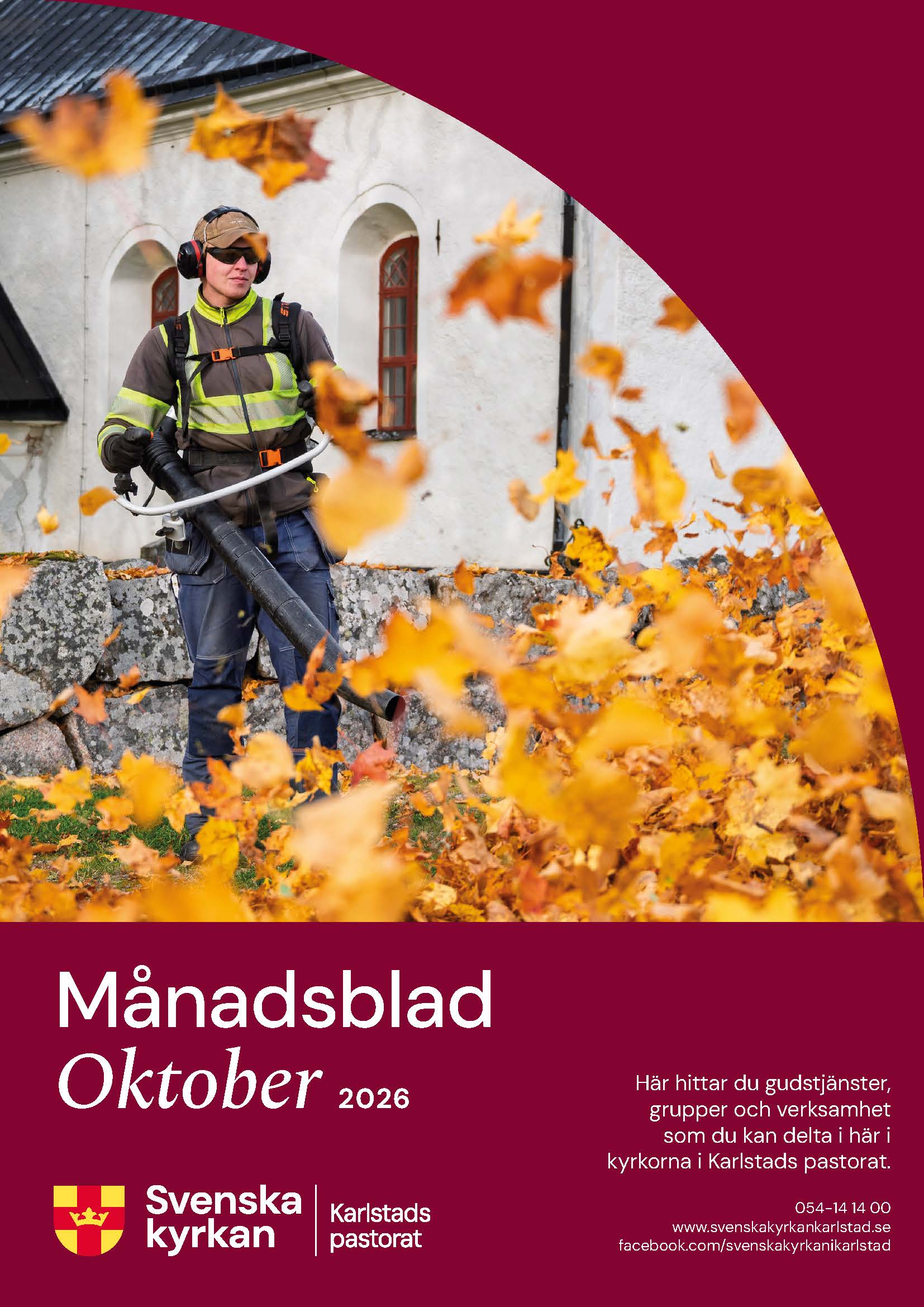En person blåser höstlöv framför kyrkan