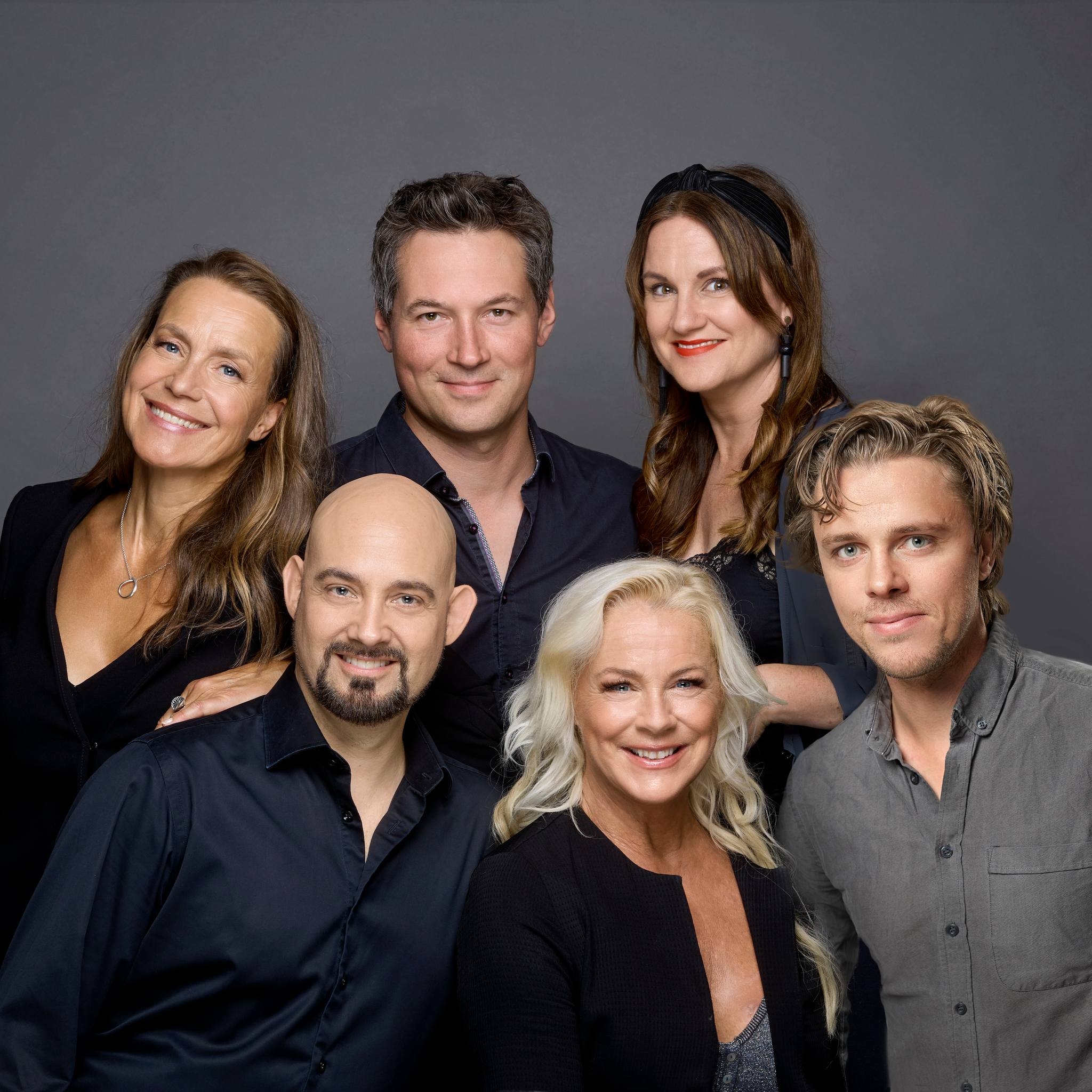 Studioporträtt på sex sångare