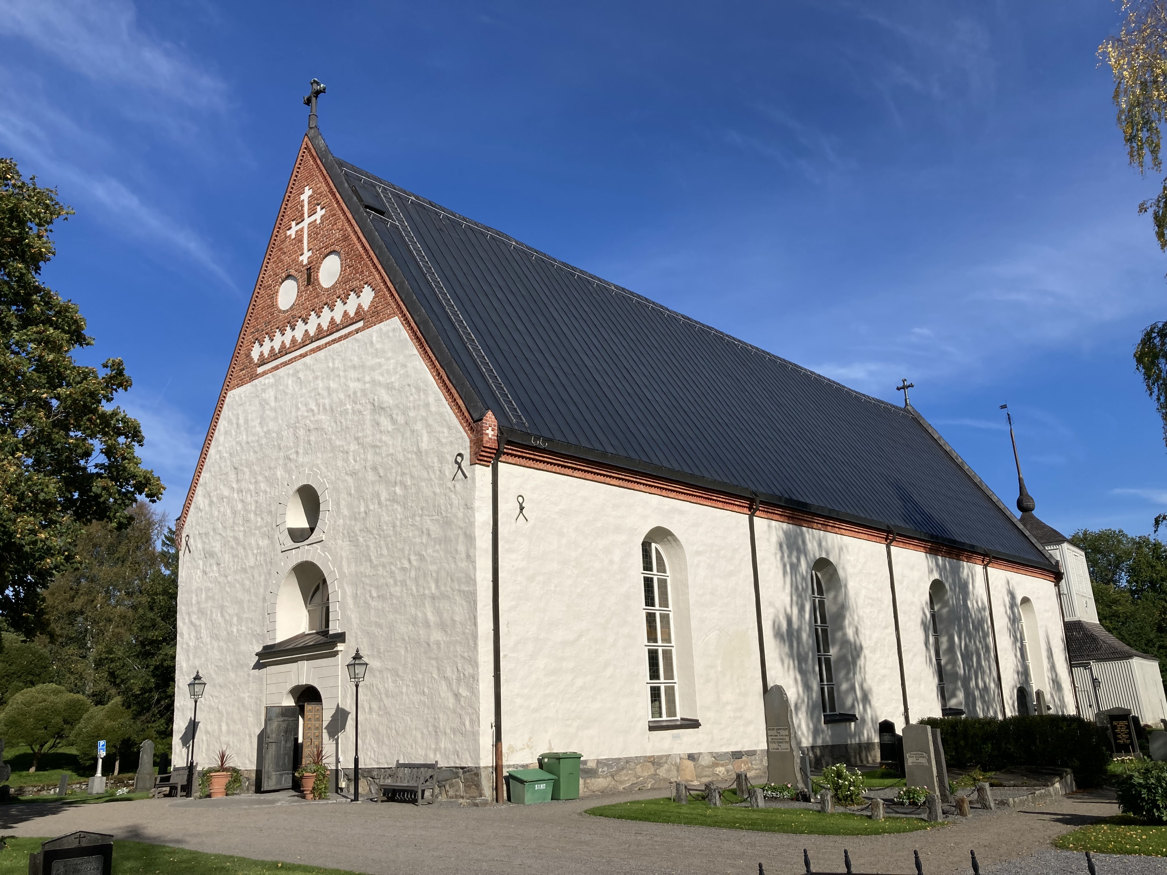 Backens kyrka, en vit stenkyrka från 1500-talet med svart tak. Enskeppig utan torn. 