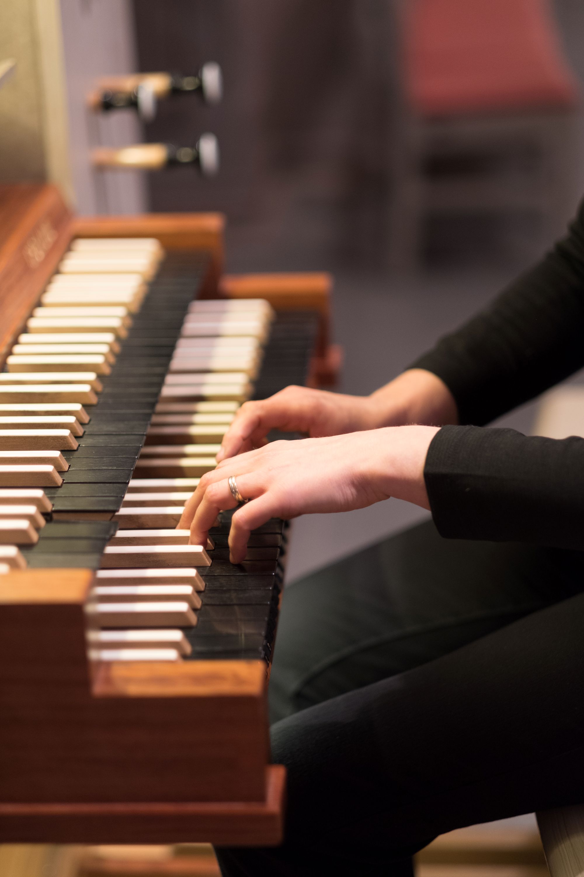 Händer som spelar orgel