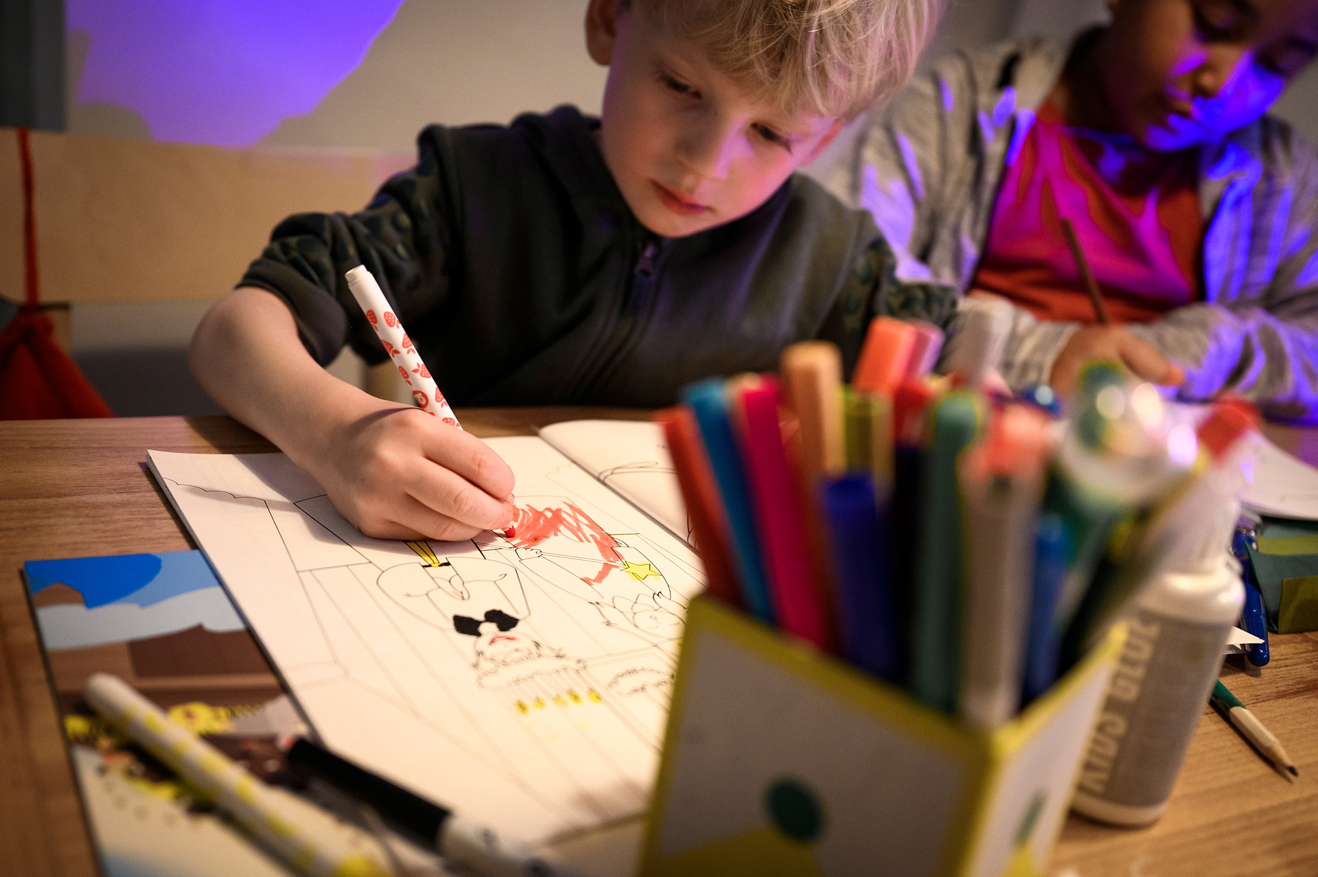 Ett barn ritar
