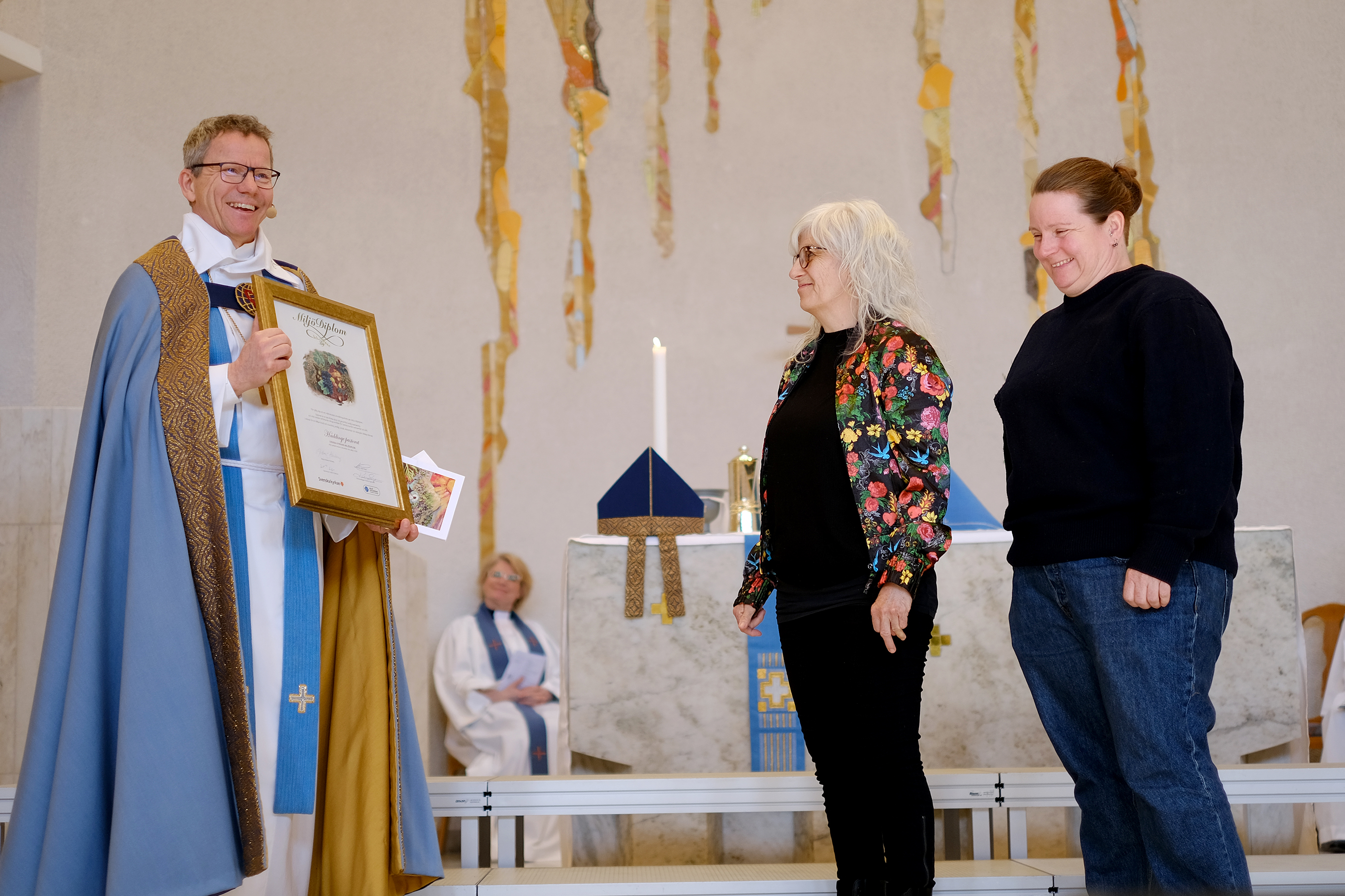 I visitationsmässan fick församlingarna ta emot diplom för sitt utmärkta hållbarhetsarbete. Lottie och Line, hållbarhetssamordnare tog emot.