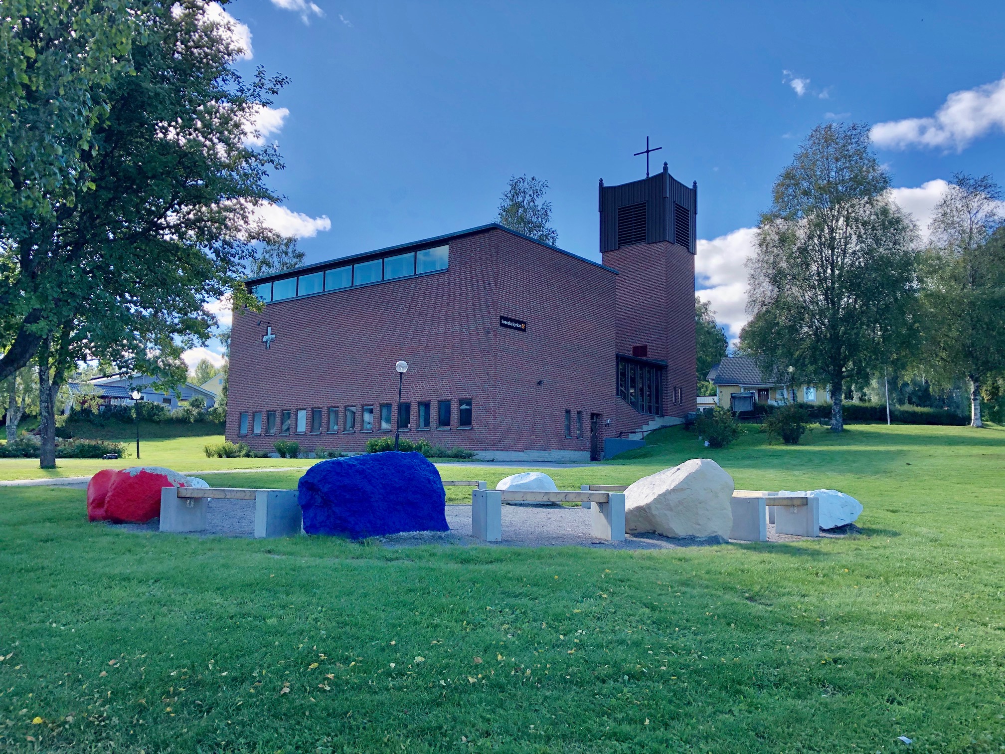 Kyrkan i Domsjö med Frälsarkransen i förgrunden