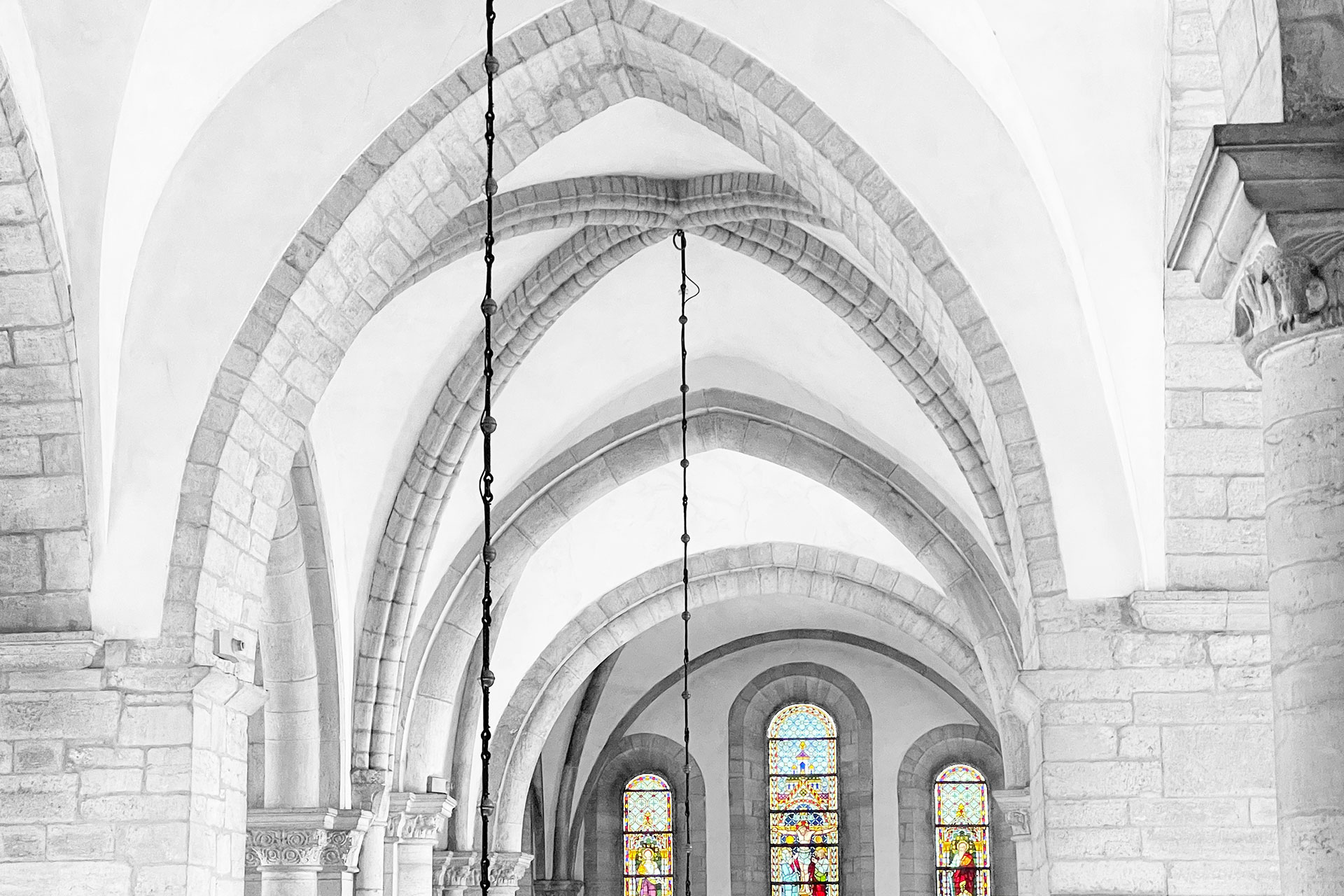 Visby Sankta Maria domkyrkas takvalv i svartvitt medan fönstren i koret är i färg.