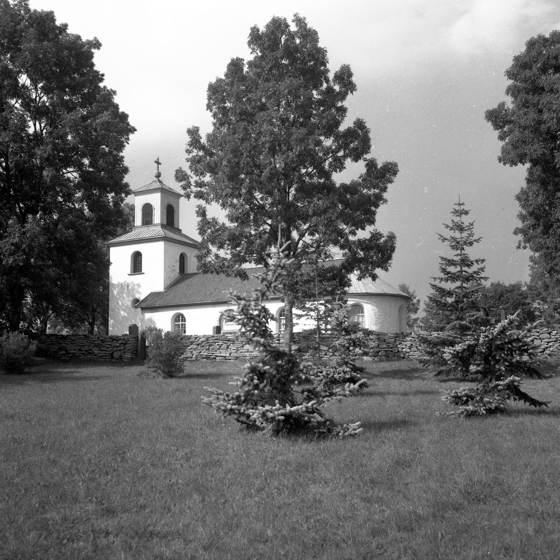 En svartvit bild som föreställer en vit kyrka med torn