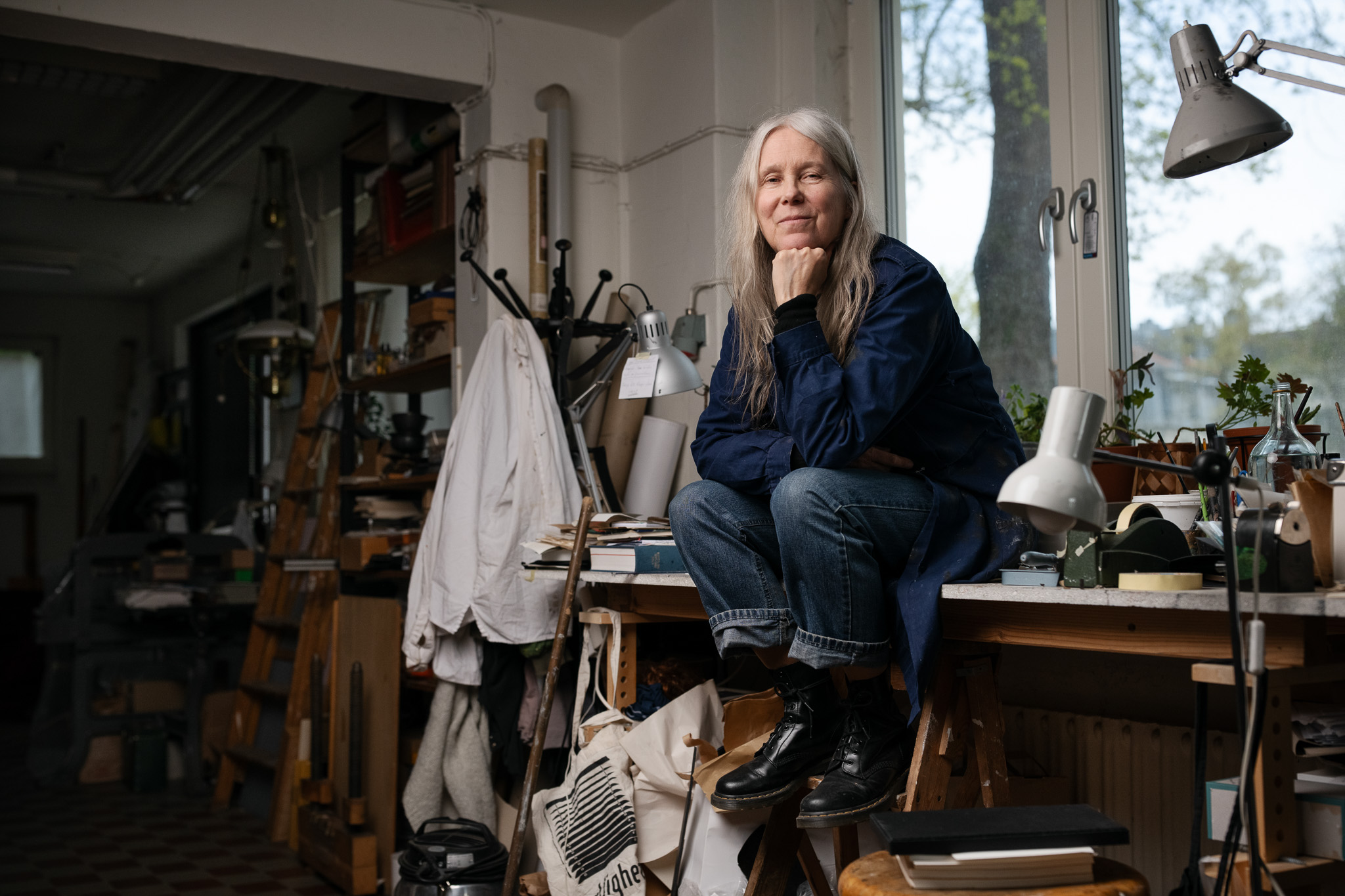 Kvinna som sitter på en bänk