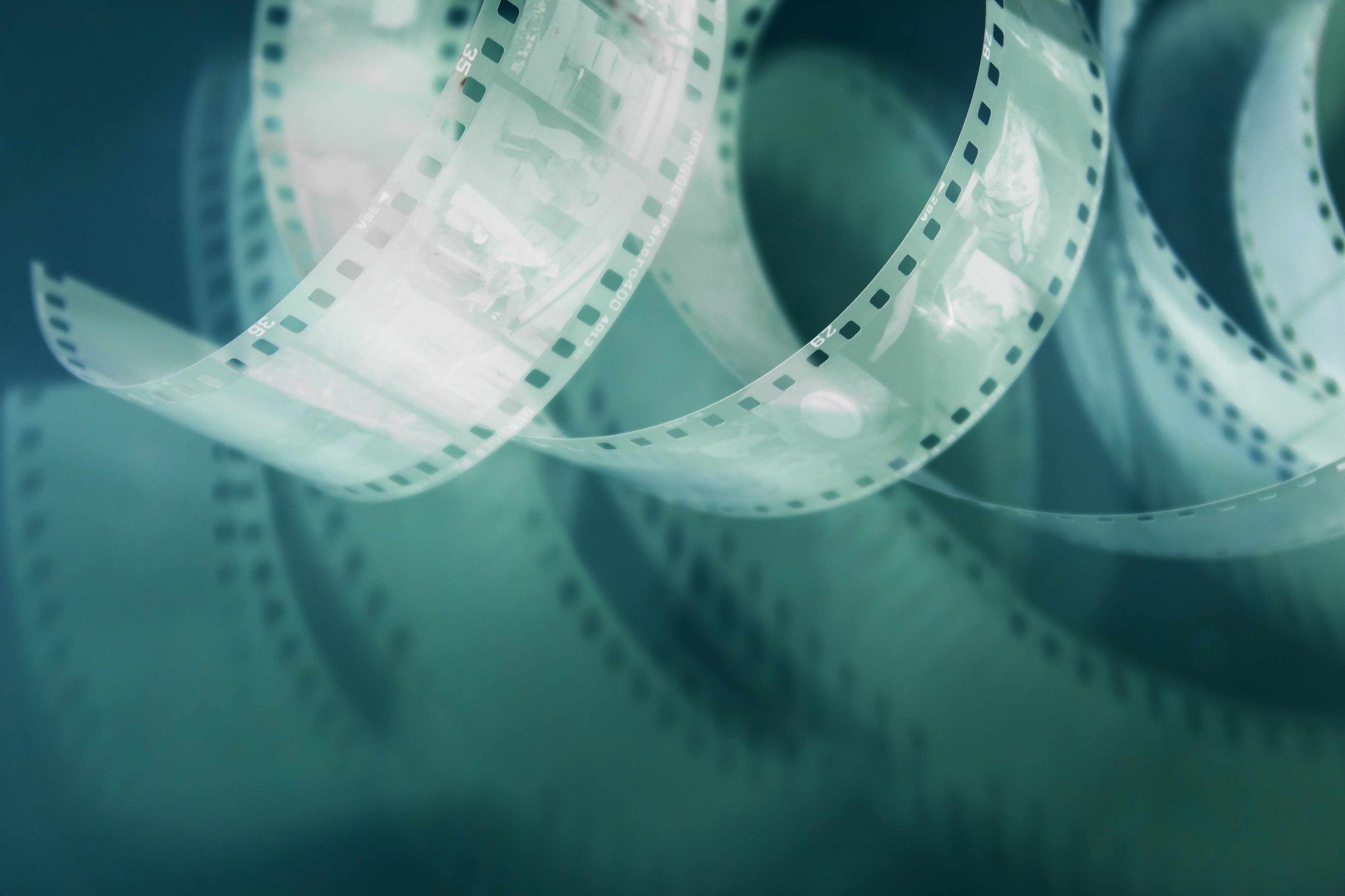 Bilden visar en blå filmremsa som svävar i luften