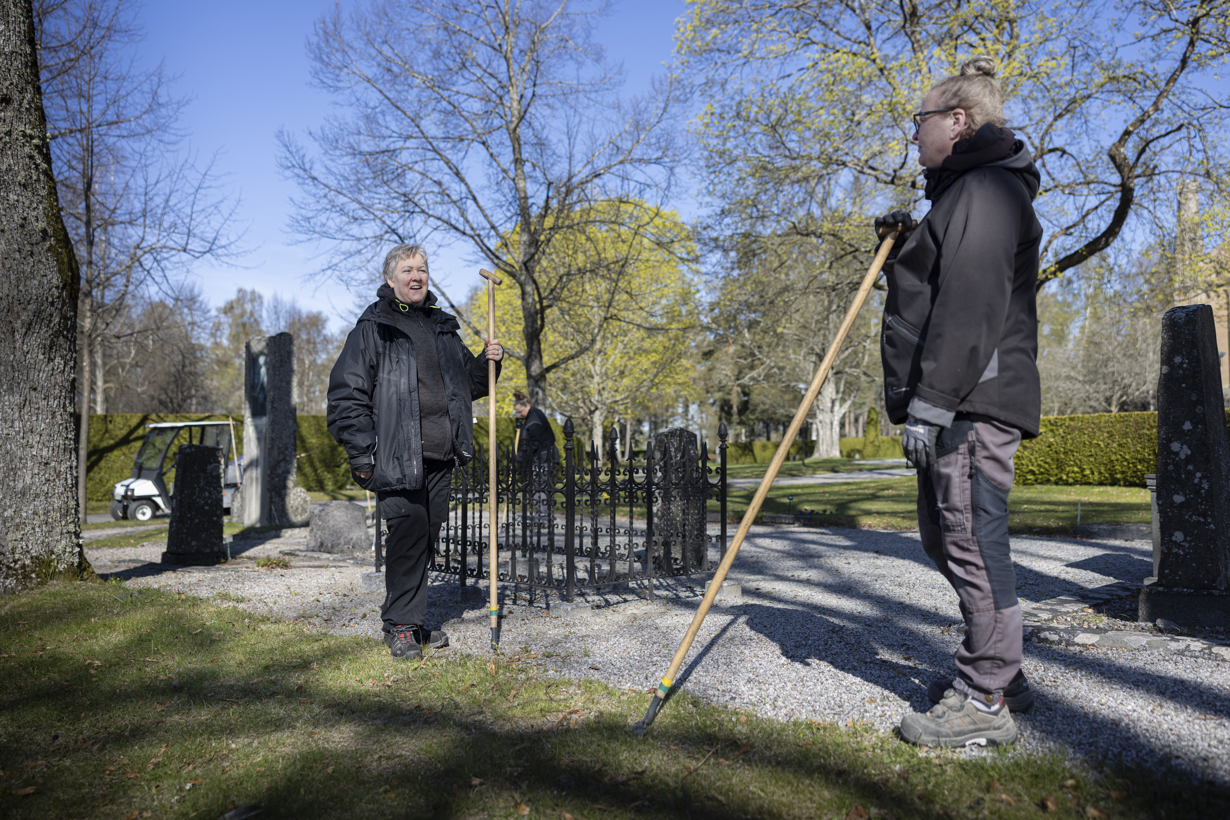 Kvinnor arbetar på en kyrkogård