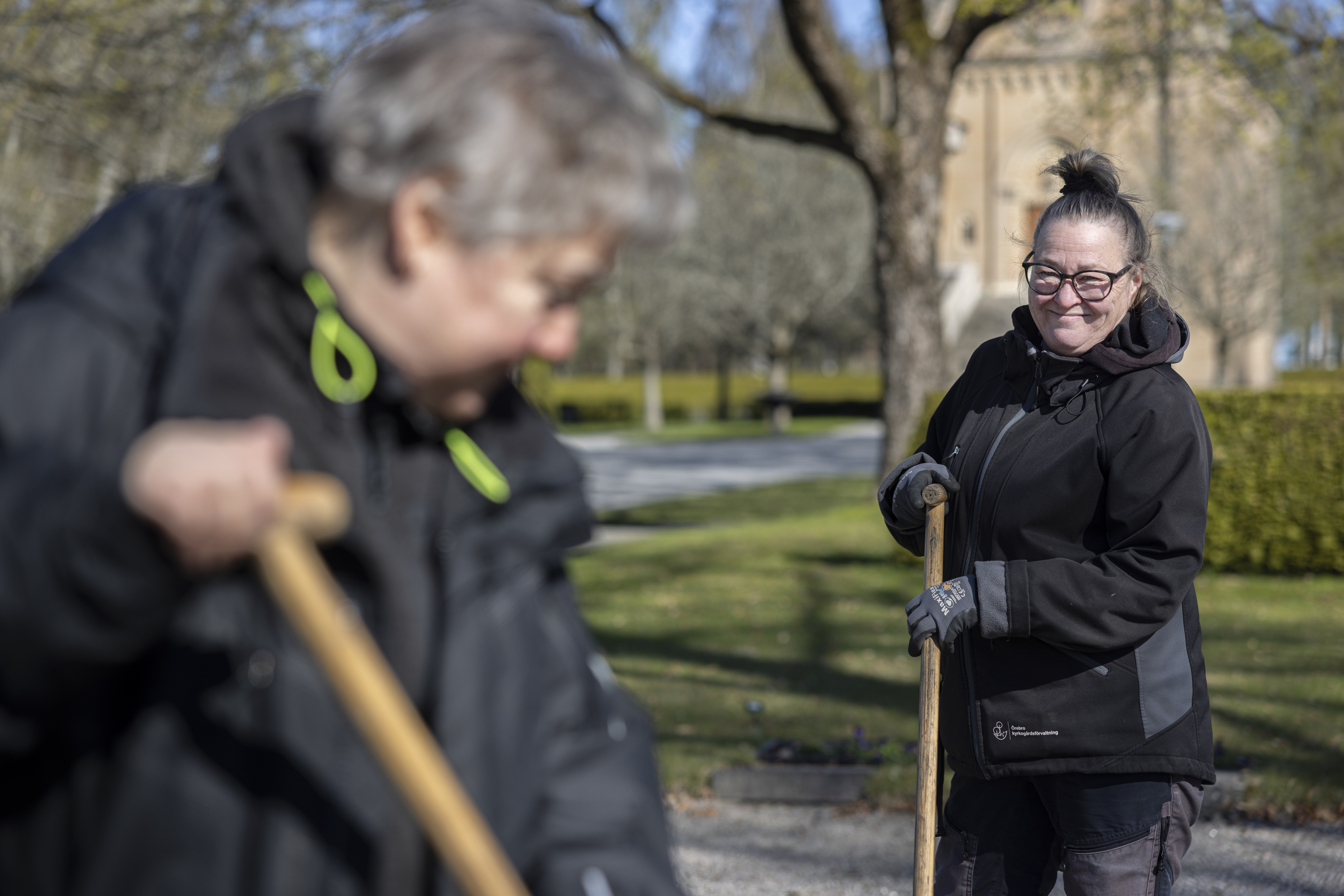 Kvinnor arbetar på en kyrkogård