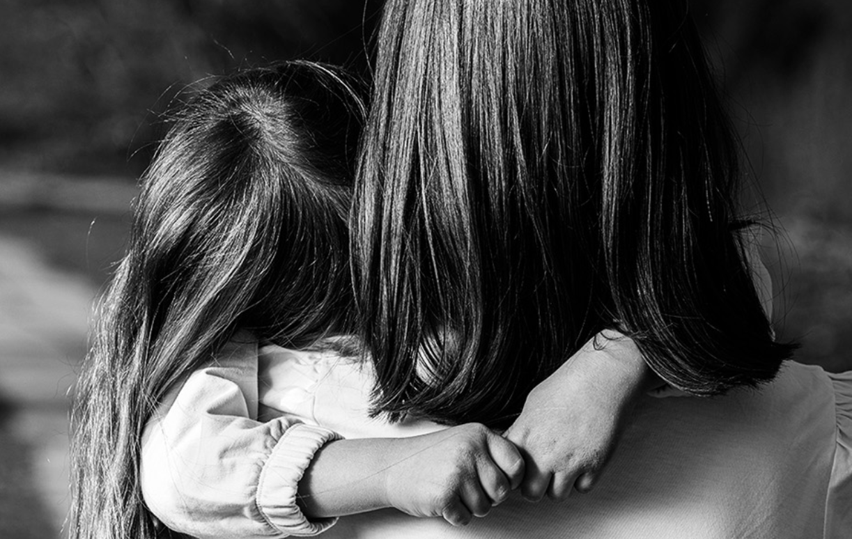 Foto på mamma med barn i samband med kampanjslut för Kvinnohuset.