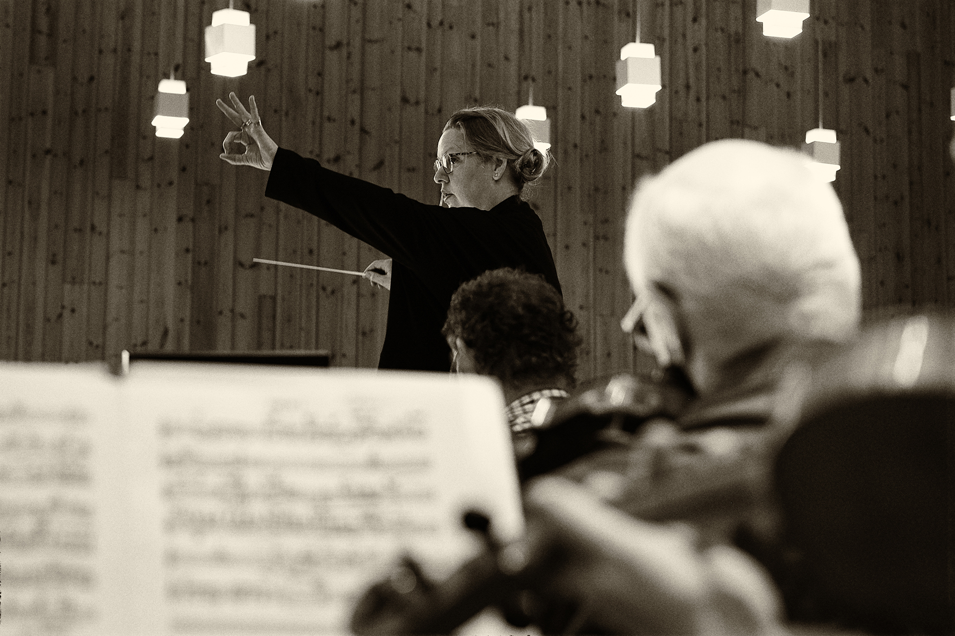 Botkyrka Symfoniorkester repeterar i Tumba kyrka.