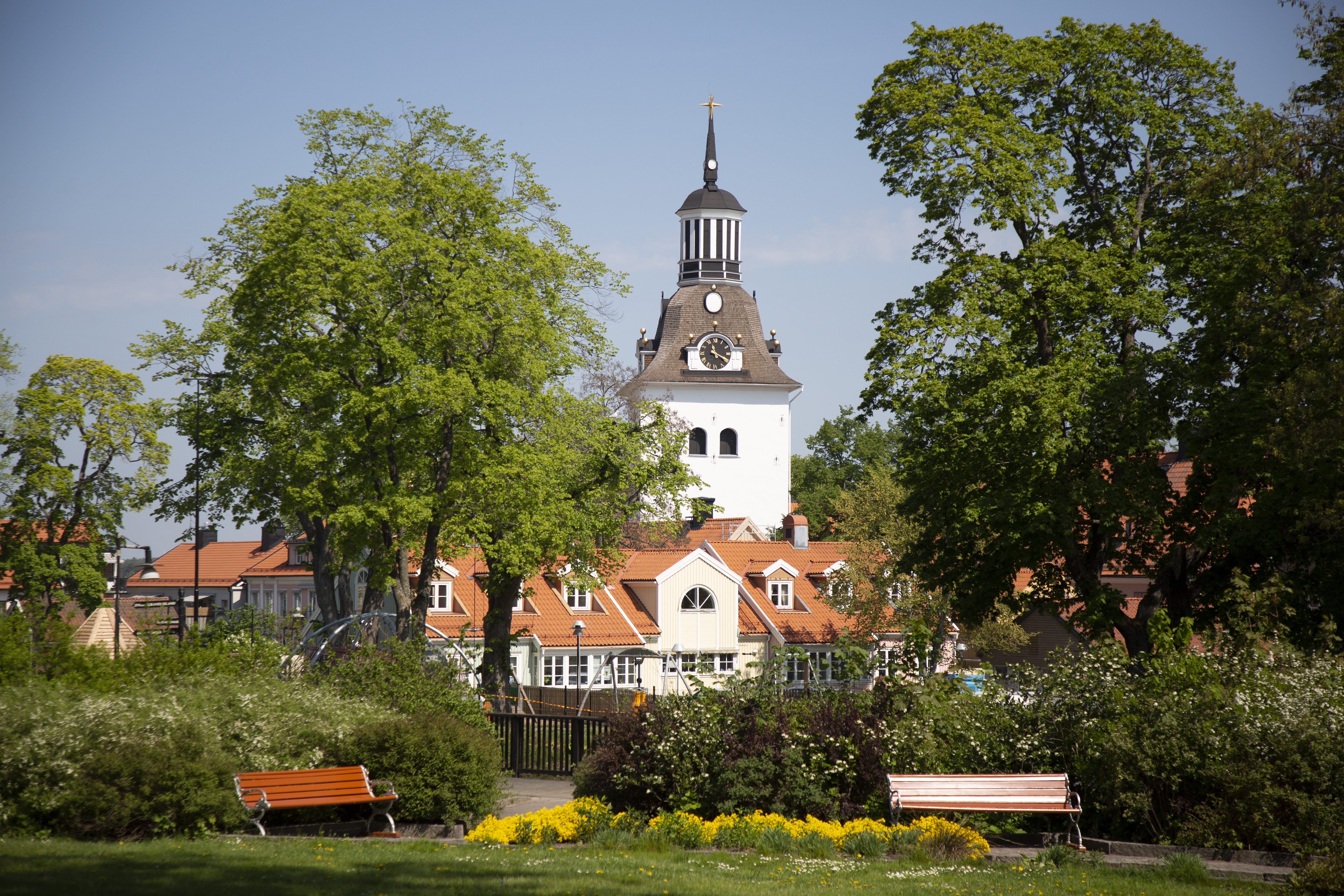 Bild på S:ta Gertruds kyrka omgiven av gröna träd