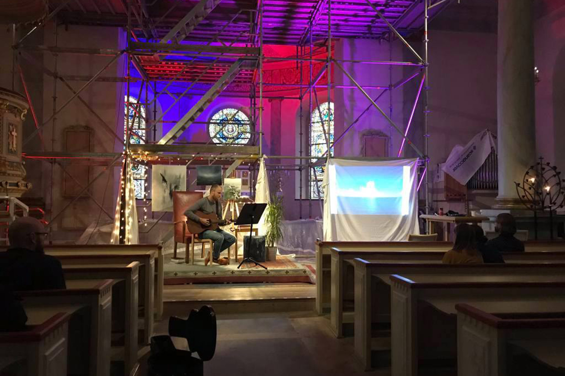 Scenframträdande i Carl Johans kyrka.