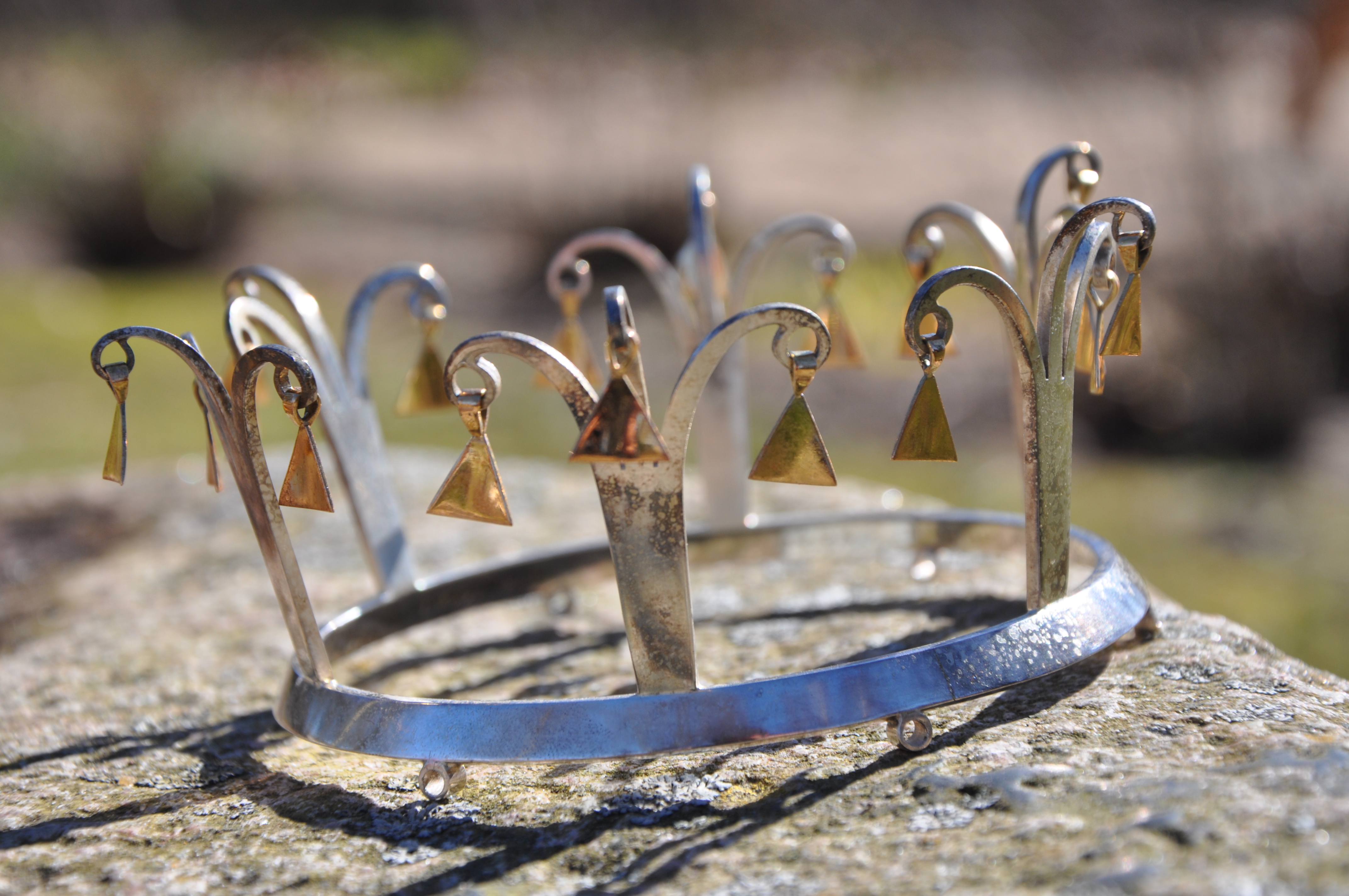 Brudkrona liggande på sten